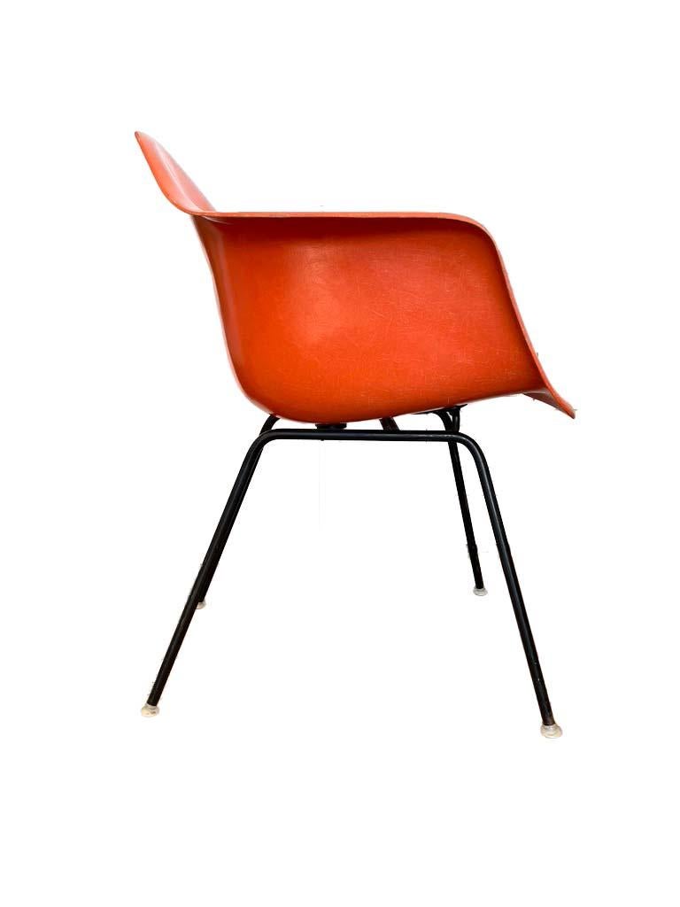 Mid-Century Modern Chaise de salle à manger à coquillage en fibre de verre Eames pour Herman Miller Dax en vente