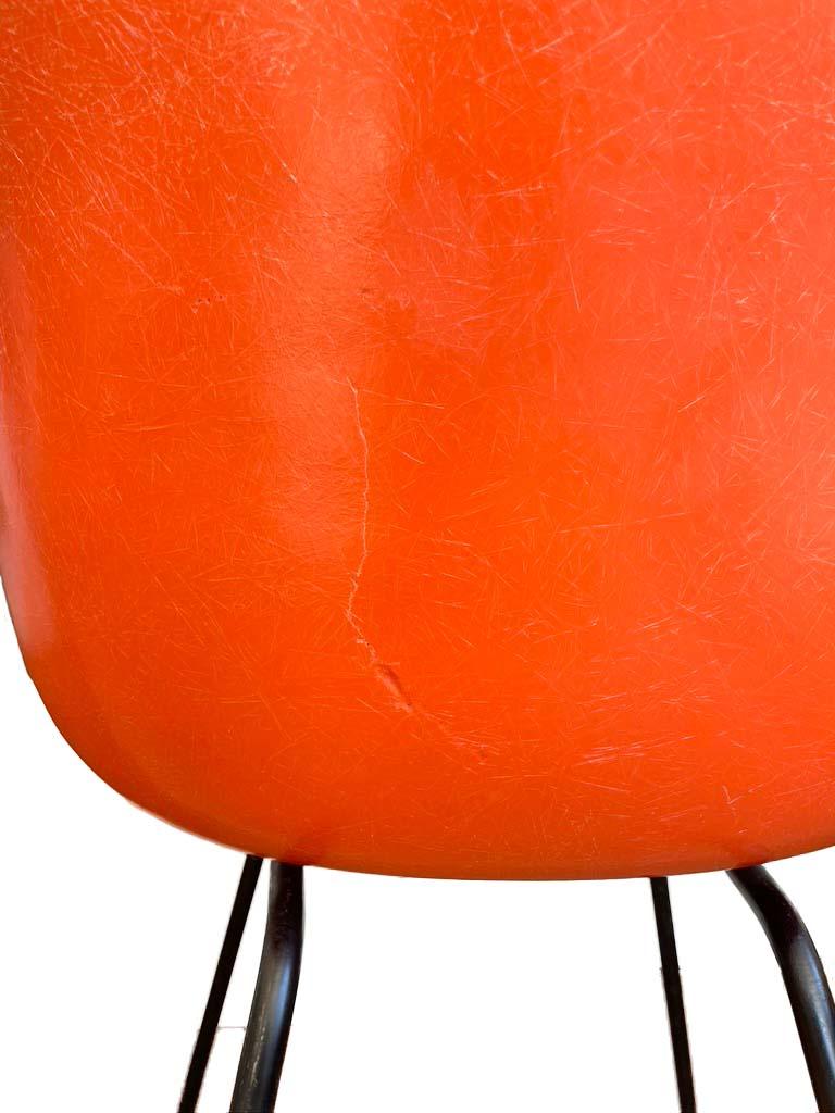 Métal Chaise de salle à manger à coquillage en fibre de verre Eames pour Herman Miller Dax en vente