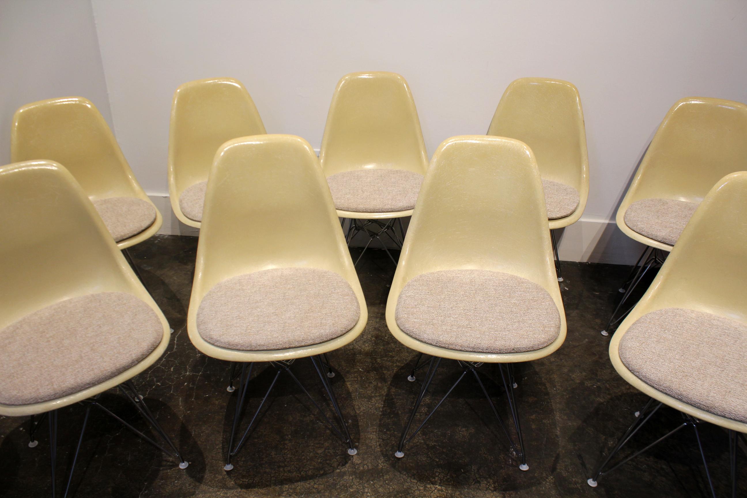 Mid-Century Modern Eames for Herman Miller Fiberglass Side Chairs Eiffel Tower Base 12 Available For Sale