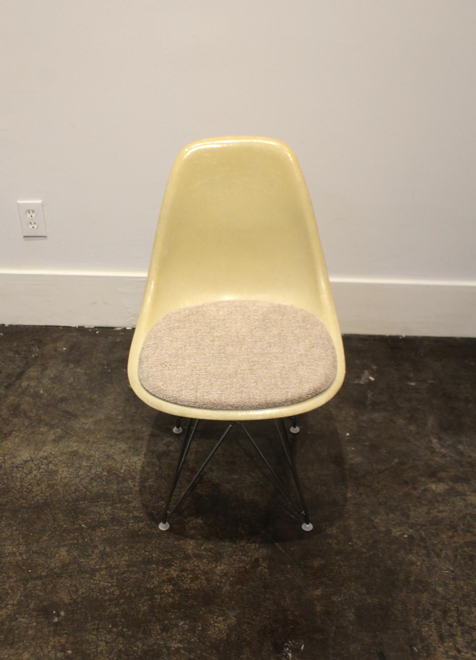 Eames for Herman Miller Fiberglass Side Chairs Eiffel Tower Base 12 Available In Good Condition For Sale In Dallas, TX