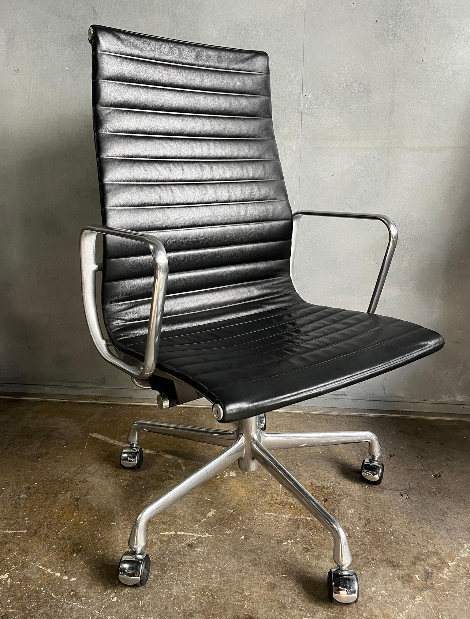 Ask for custom shipping quote

An icon of Mid-Century Modern design that continues to be produced today. Manual height and tilt. 50th anniversary addition premium black leather that is thicker and softer than other aluminum group chairs and aluminum