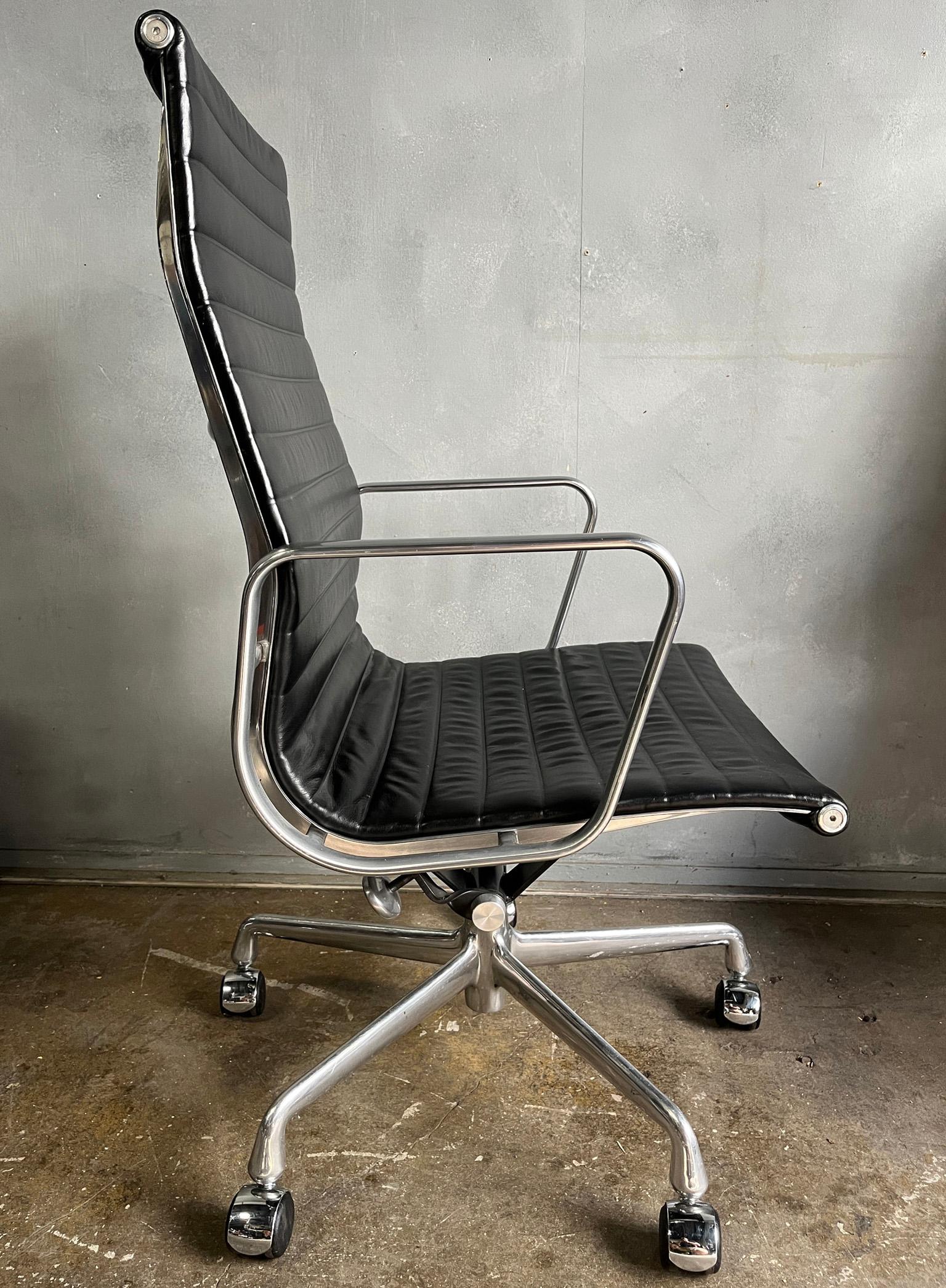 Mid-Century Modern Chaises de groupe à haut dossier en aluminium Eames pour Herman Miller