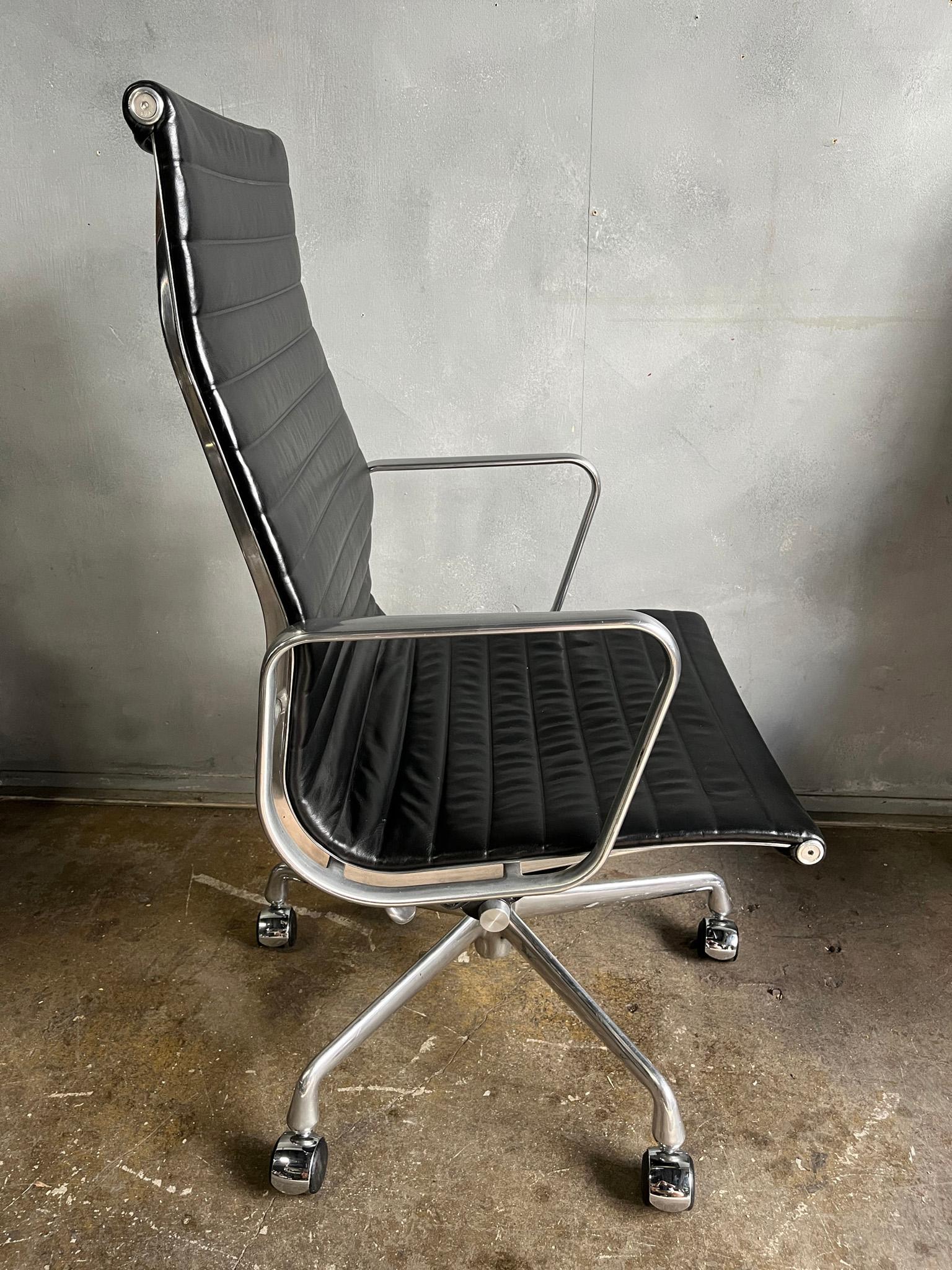 Eames für Herman Miller: Aluminium-Gruppenstühle mit hoher Rückenlehne (amerikanisch)