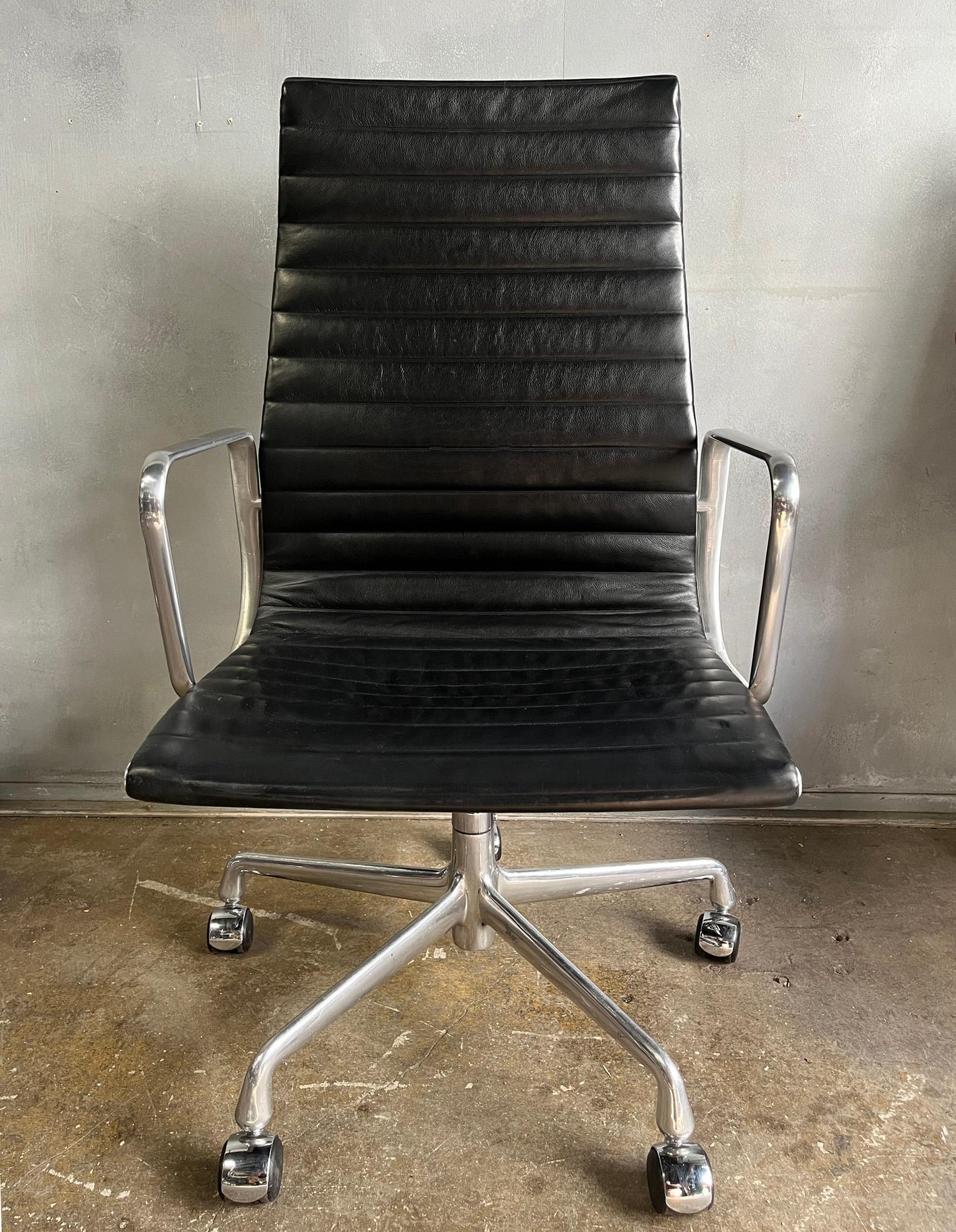 Eames für Herman Miller: Aluminium-Gruppenstühle mit hoher Rückenlehne im Zustand „Gut“ in BROOKLYN, NY