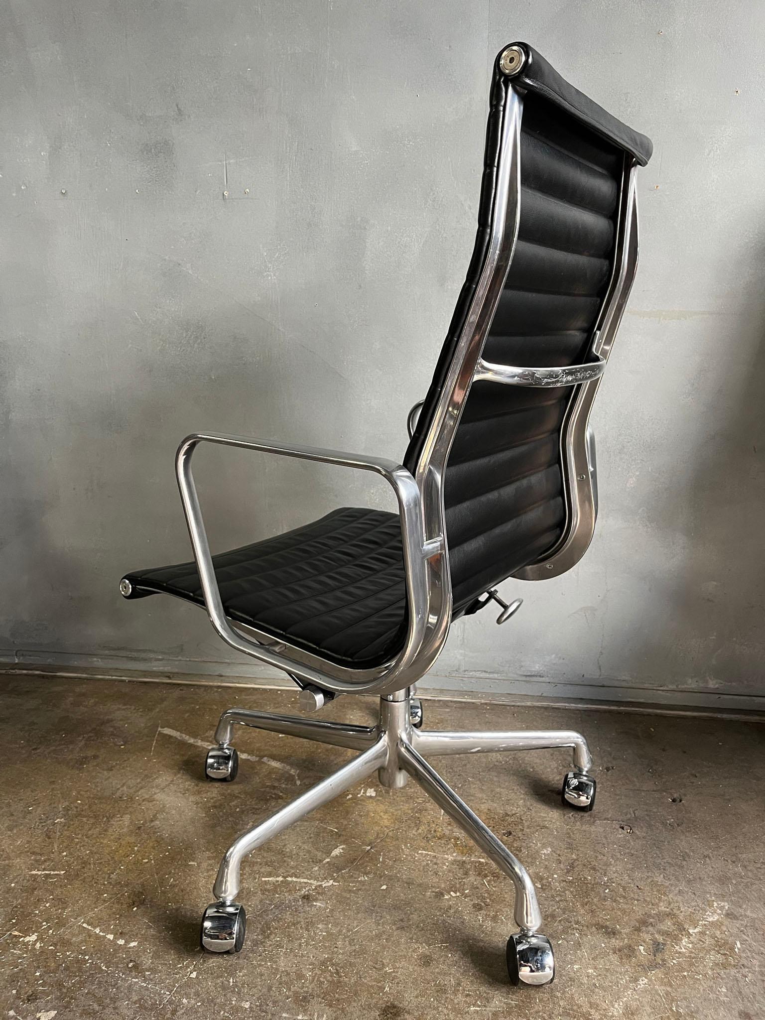 Aluminium Chaises de groupe à haut dossier en aluminium Eames pour Herman Miller