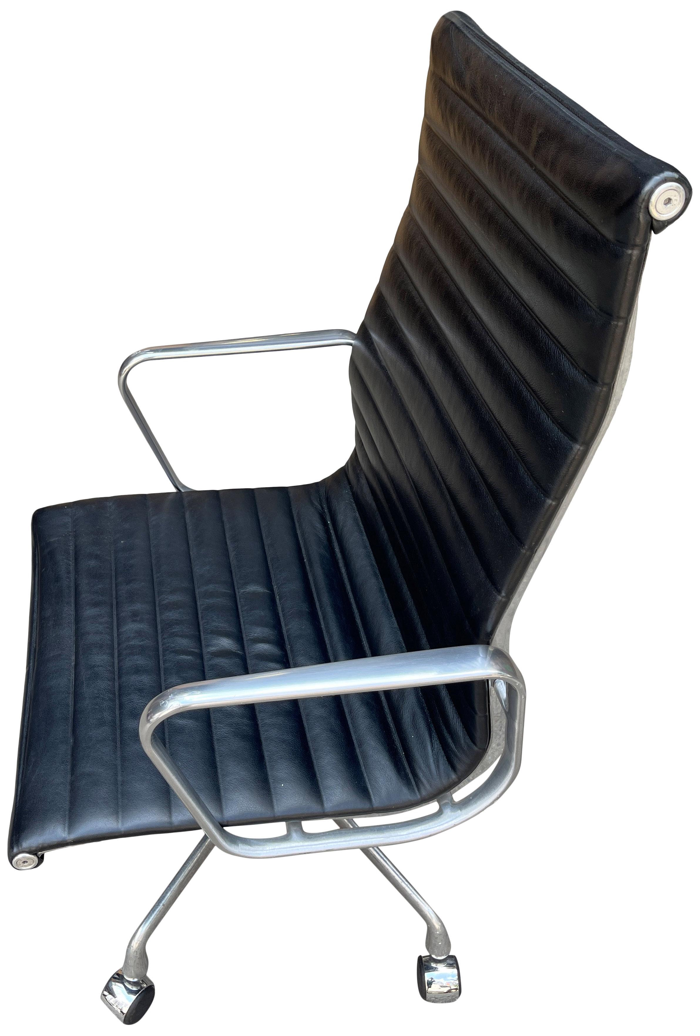  Eames für Herman Miller: Lederstühle mit hoher Rückenlehne im Zustand „Gut“ in BROOKLYN, NY