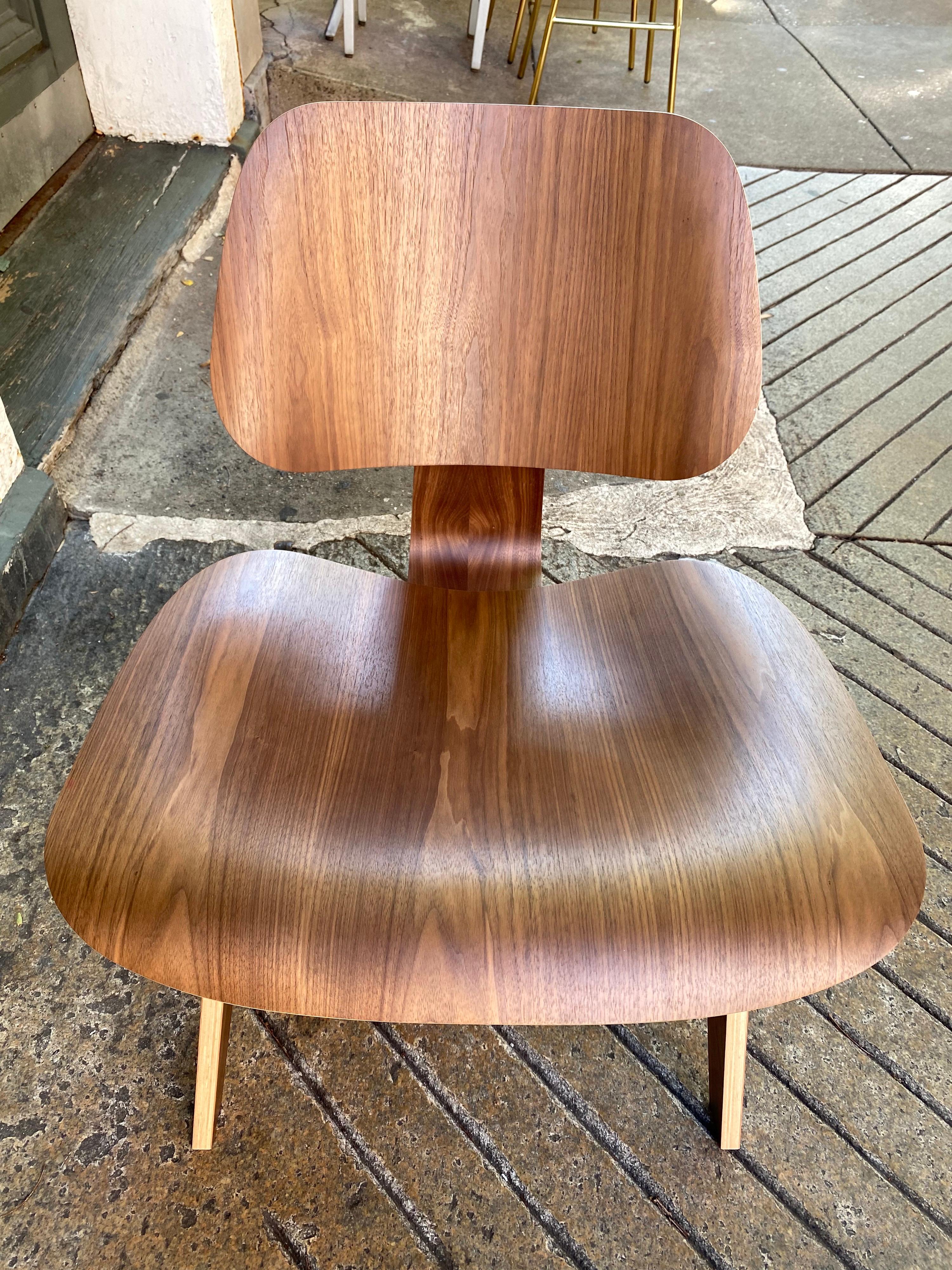 Eames for Herman Miller LCW in Walnut In Good Condition In Philadelphia, PA