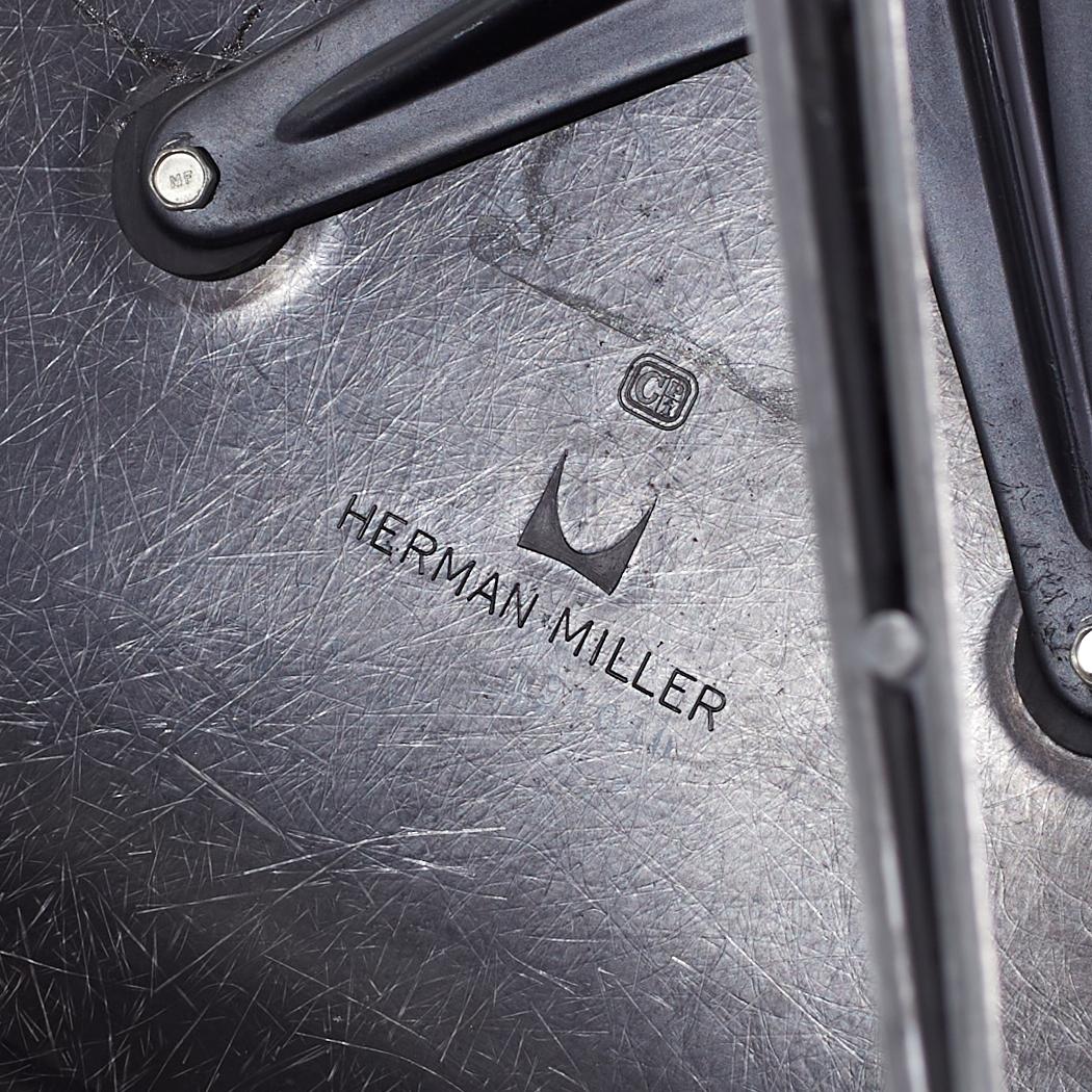 Eames für Herman Miller MCM Blauer drehbarer Bürostuhl aus gepolstertem Fiberglas mit gepolstertem Fuß im Angebot 3