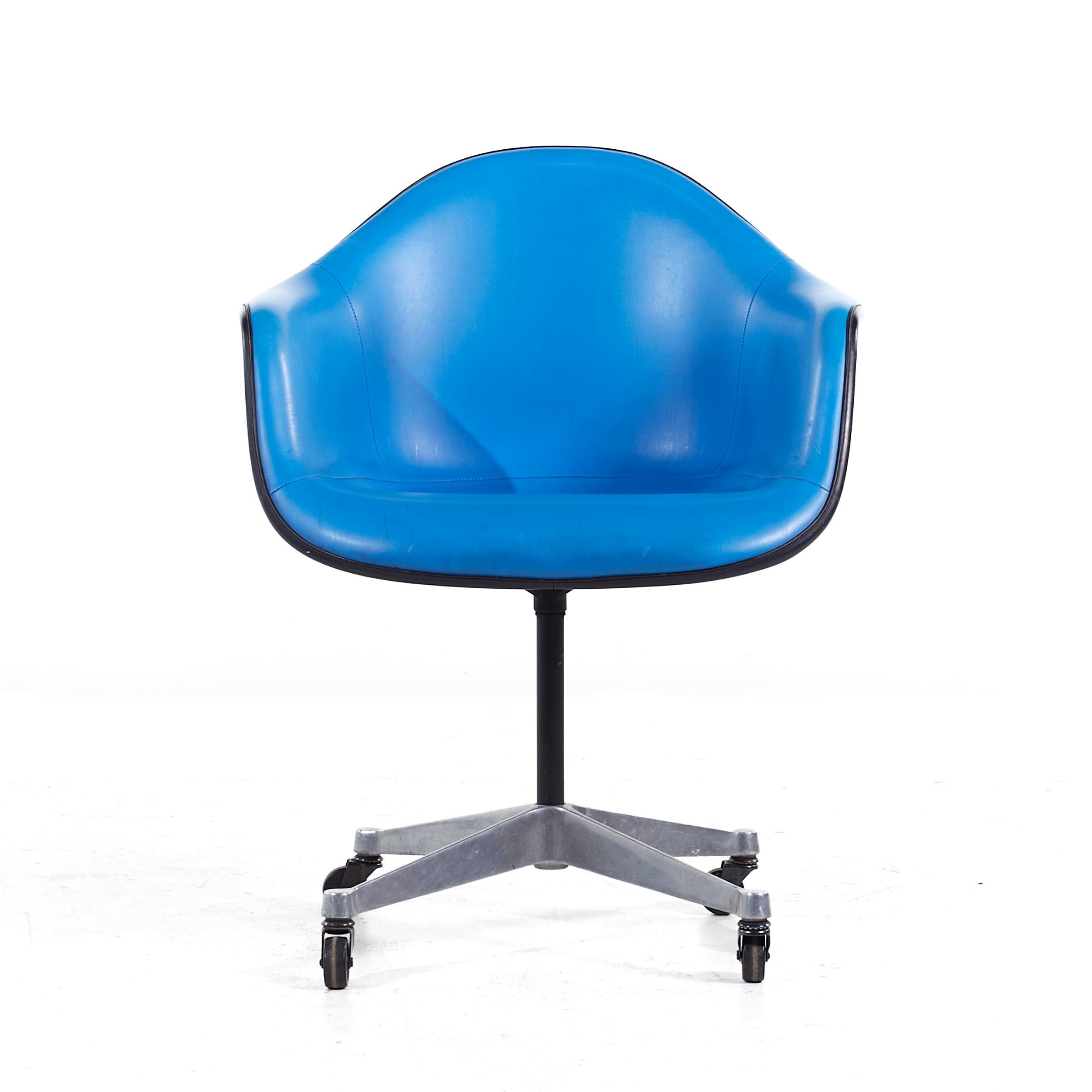 Eames für Herman Miller Mid Century Blau gepolsterter Fiberglas-Drehstuhl für das Büro

Dieser Bürostuhl misst: 25,5 breit x 24 tief x 32,75 hoch, mit einer Sitzhöhe von 18,5 und Armhöhe/Stuhlabstand 26 Zoll

Alle Möbelstücke sind in einem so