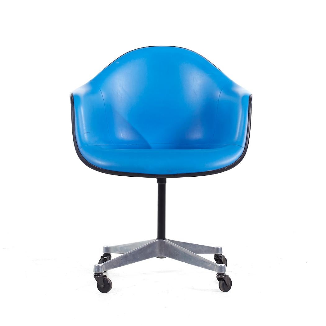 Eames für Herman Miller Mid Century Blau gepolsterter Fiberglas-Drehstuhl für das Büro

Dieser Bürostuhl misst: 25,5 breit x 24 tief x 32,75 hoch, mit einer Sitzhöhe von 18,5 und Armhöhe/Stuhlabstand 26 Zoll

Alle Möbelstücke sind in einem so