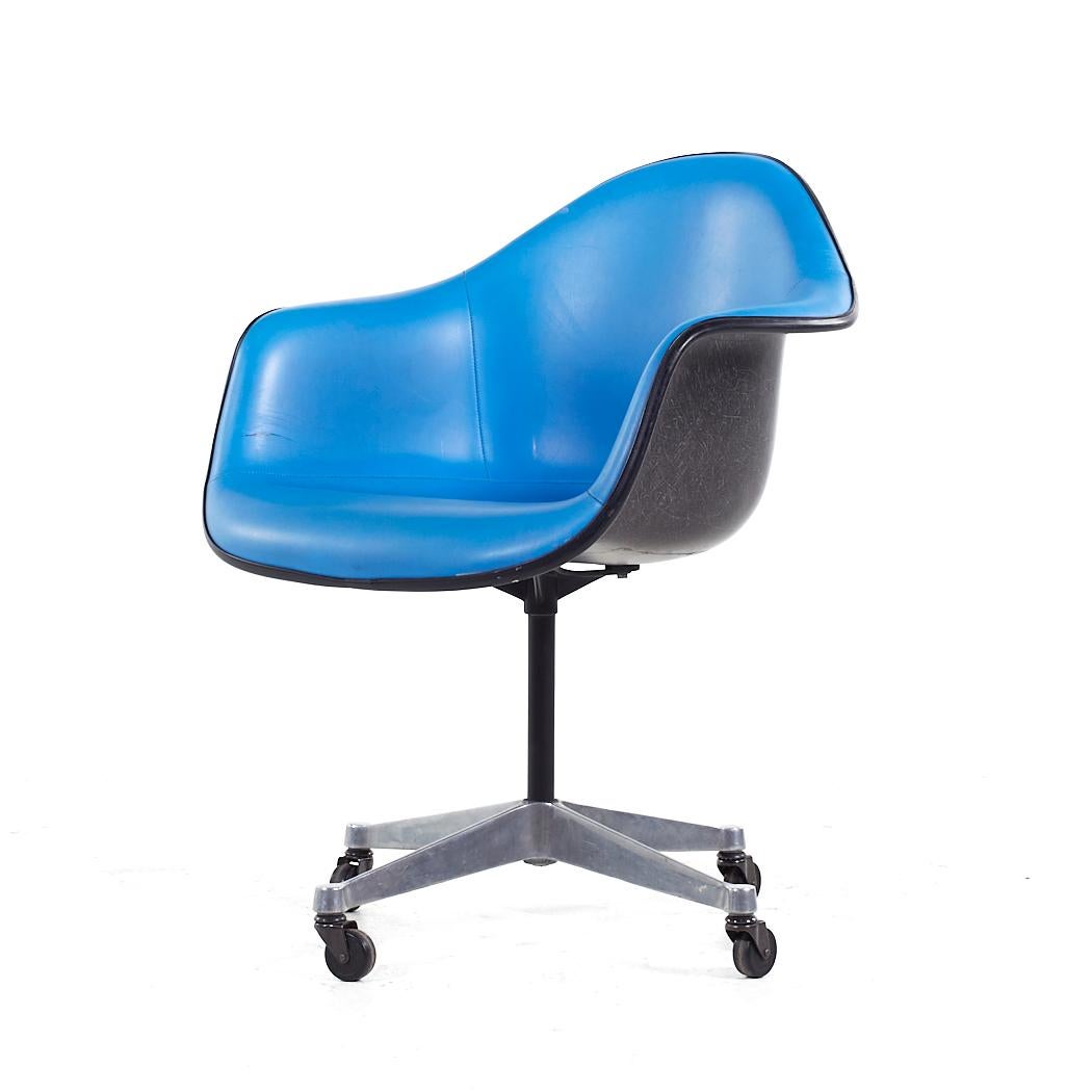 Eames für Herman Miller MCM Blauer drehbarer Bürostuhl aus gepolstertem Fiberglas mit gepolstertem Fuß (Moderne der Mitte des Jahrhunderts) im Angebot