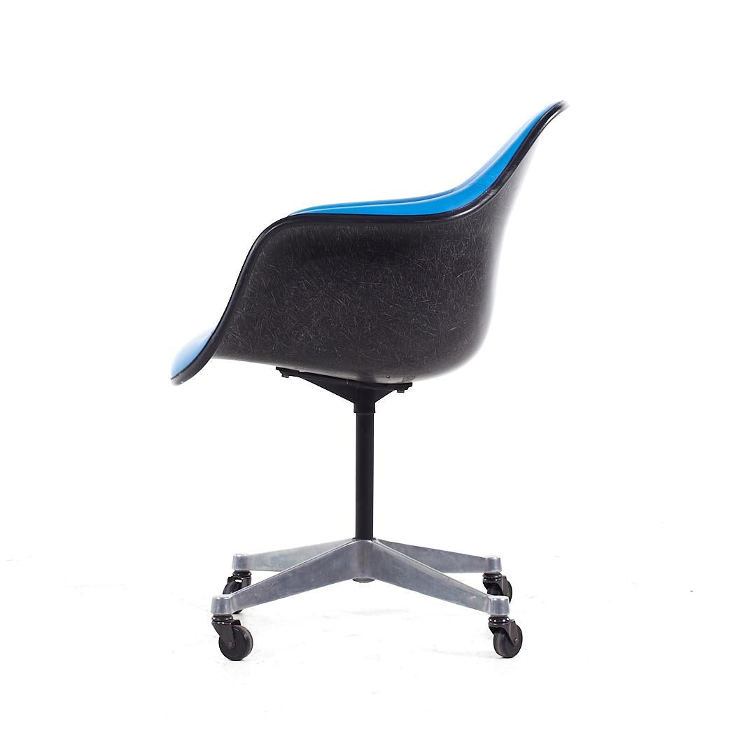 Eames für Herman Miller MCM Blauer drehbarer Bürostuhl aus gepolstertem Fiberglas mit gepolstertem Fuß (amerikanisch) im Angebot