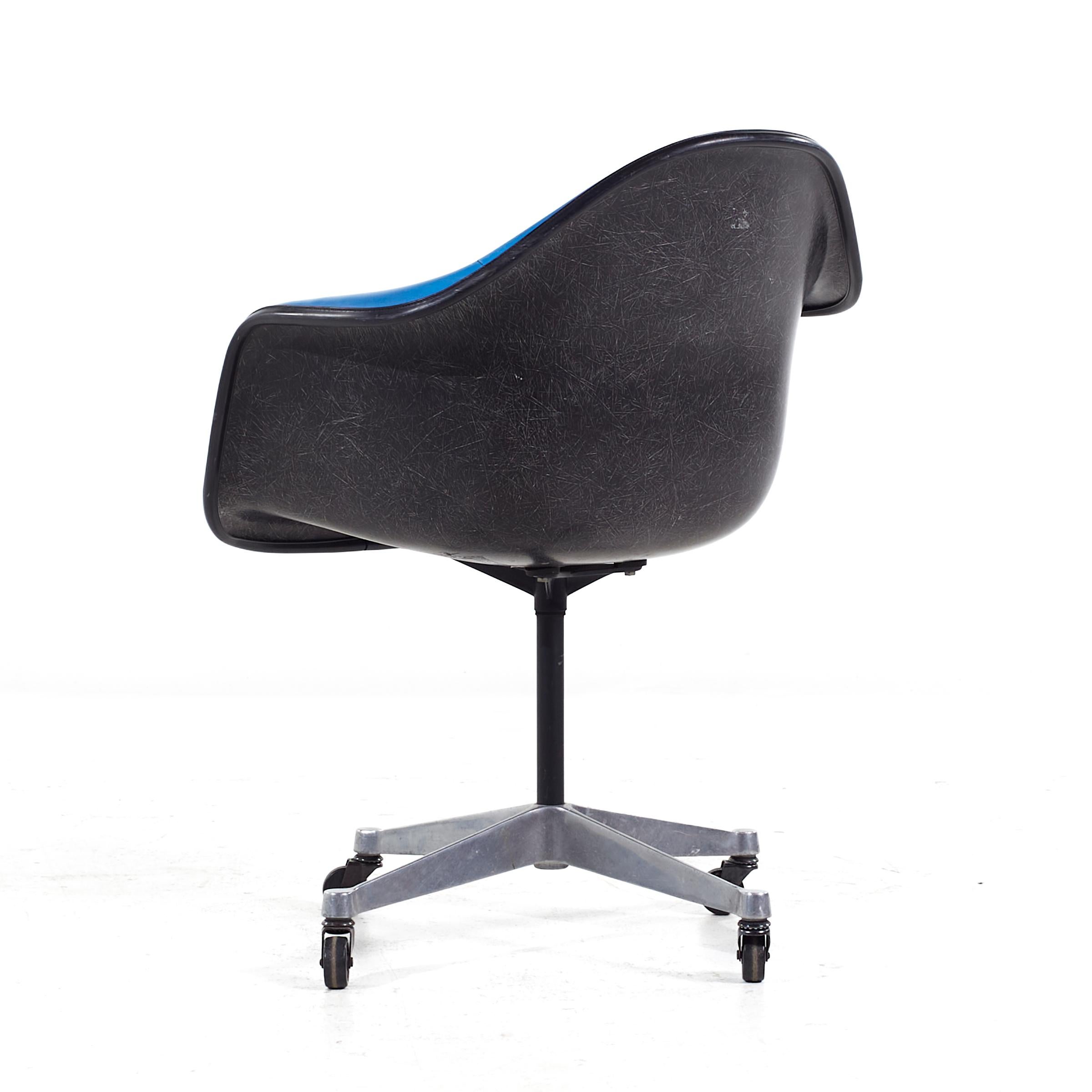Chaise de bureau pivotante Eames pour Herman Miller MCM en fibre de verre bleue rembourrée Bon état - En vente à Countryside, IL