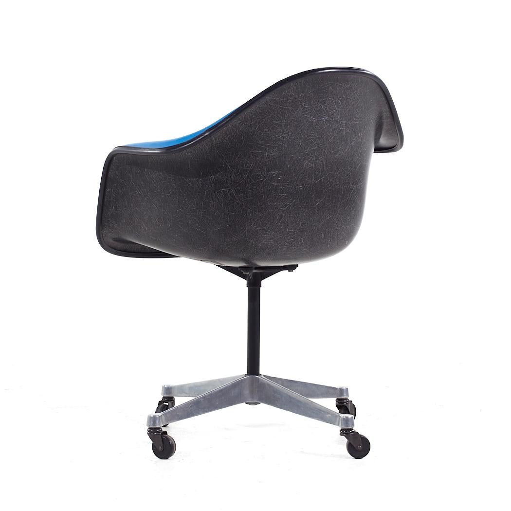 Eames für Herman Miller MCM Blauer drehbarer Bürostuhl aus gepolstertem Fiberglas mit gepolstertem Fuß im Zustand „Gut“ im Angebot in Countryside, IL