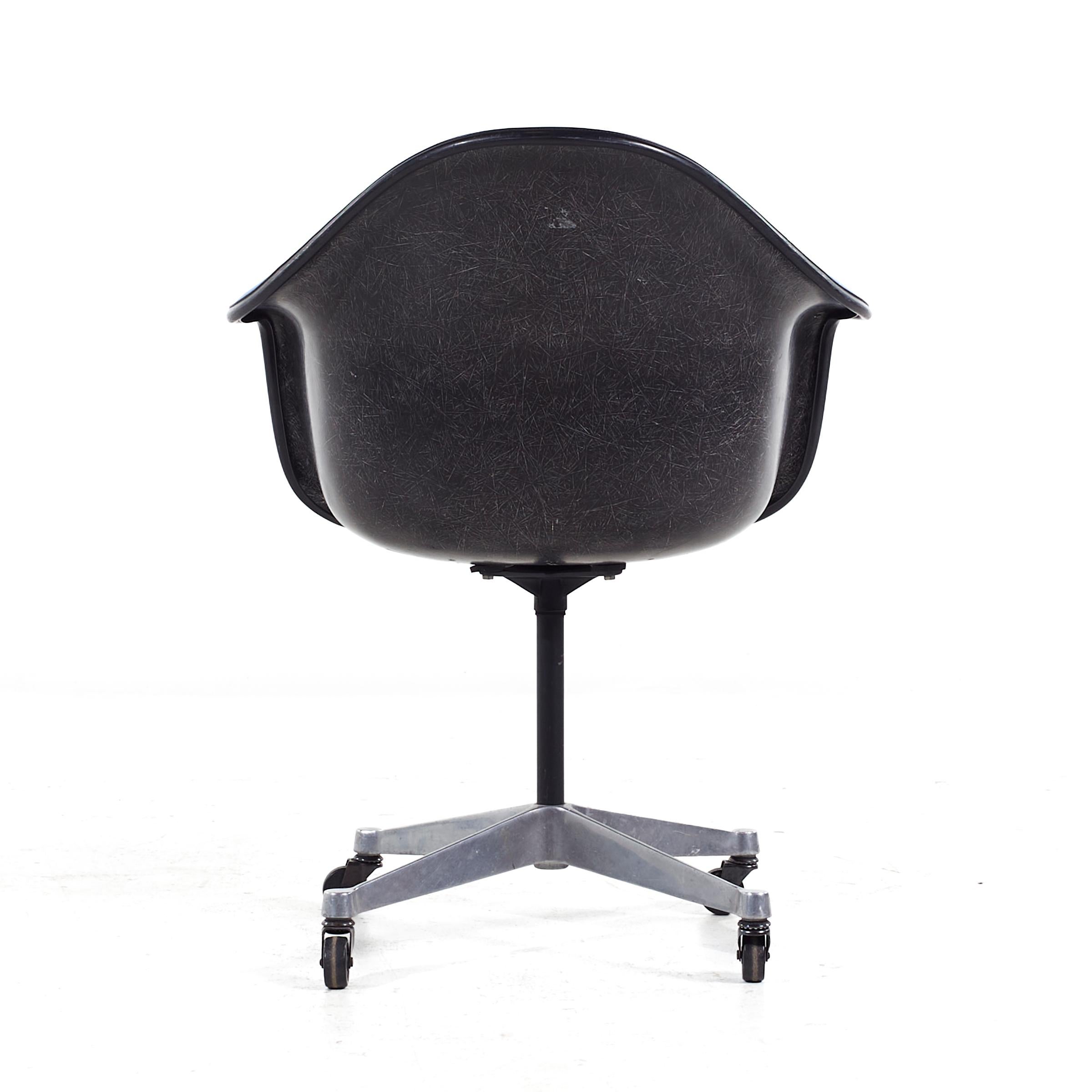 Fin du 20e siècle Chaise de bureau pivotante Eames pour Herman Miller MCM en fibre de verre bleue rembourrée en vente