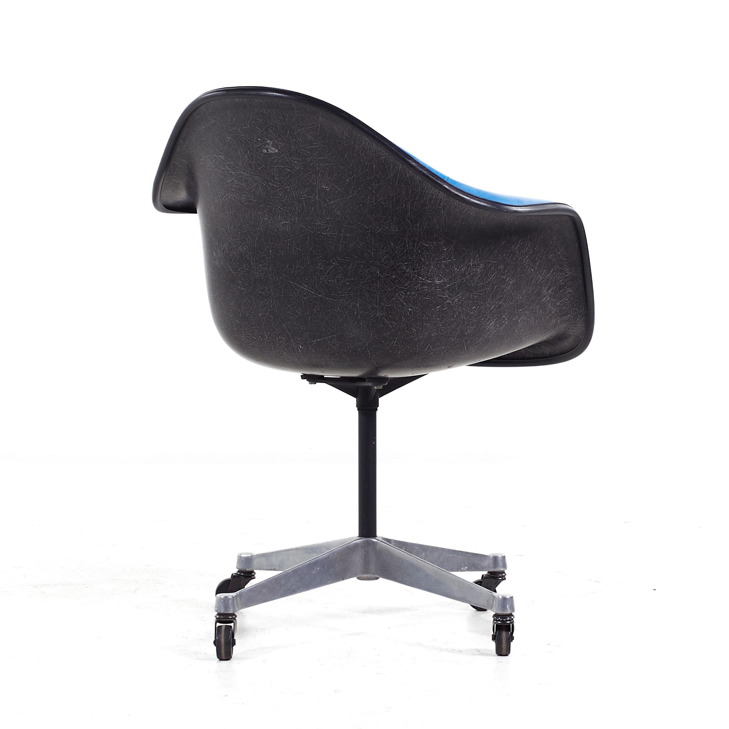 Métal Chaise de bureau pivotante Eames pour Herman Miller MCM en fibre de verre bleue rembourrée en vente