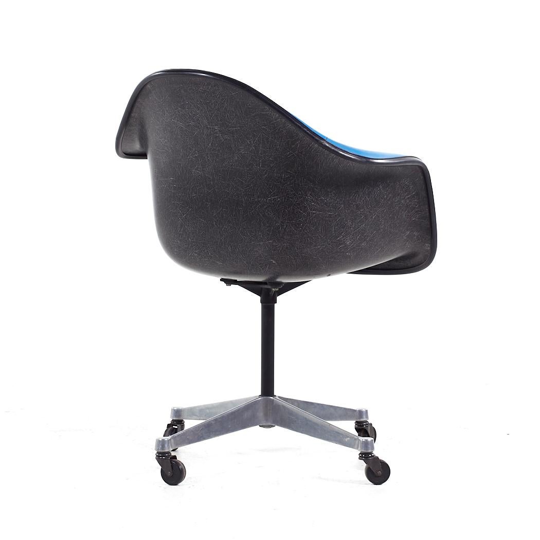 Métal Chaise de bureau pivotante Eames pour Herman Miller MCM en fibre de verre bleue rembourrée en vente