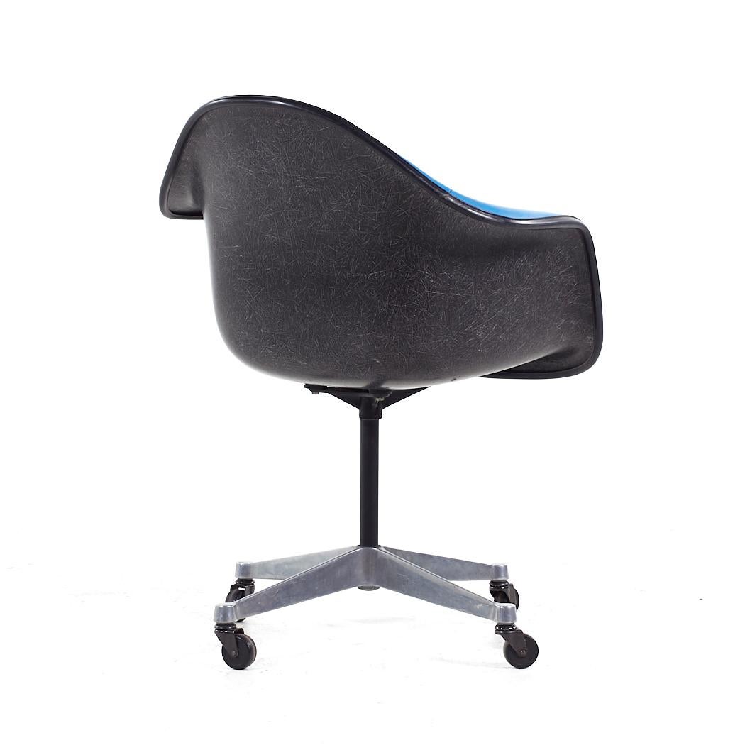 Eames für Herman Miller MCM Blauer drehbarer Bürostuhl aus gepolstertem Fiberglas mit gepolstertem Fuß (Metall) im Angebot