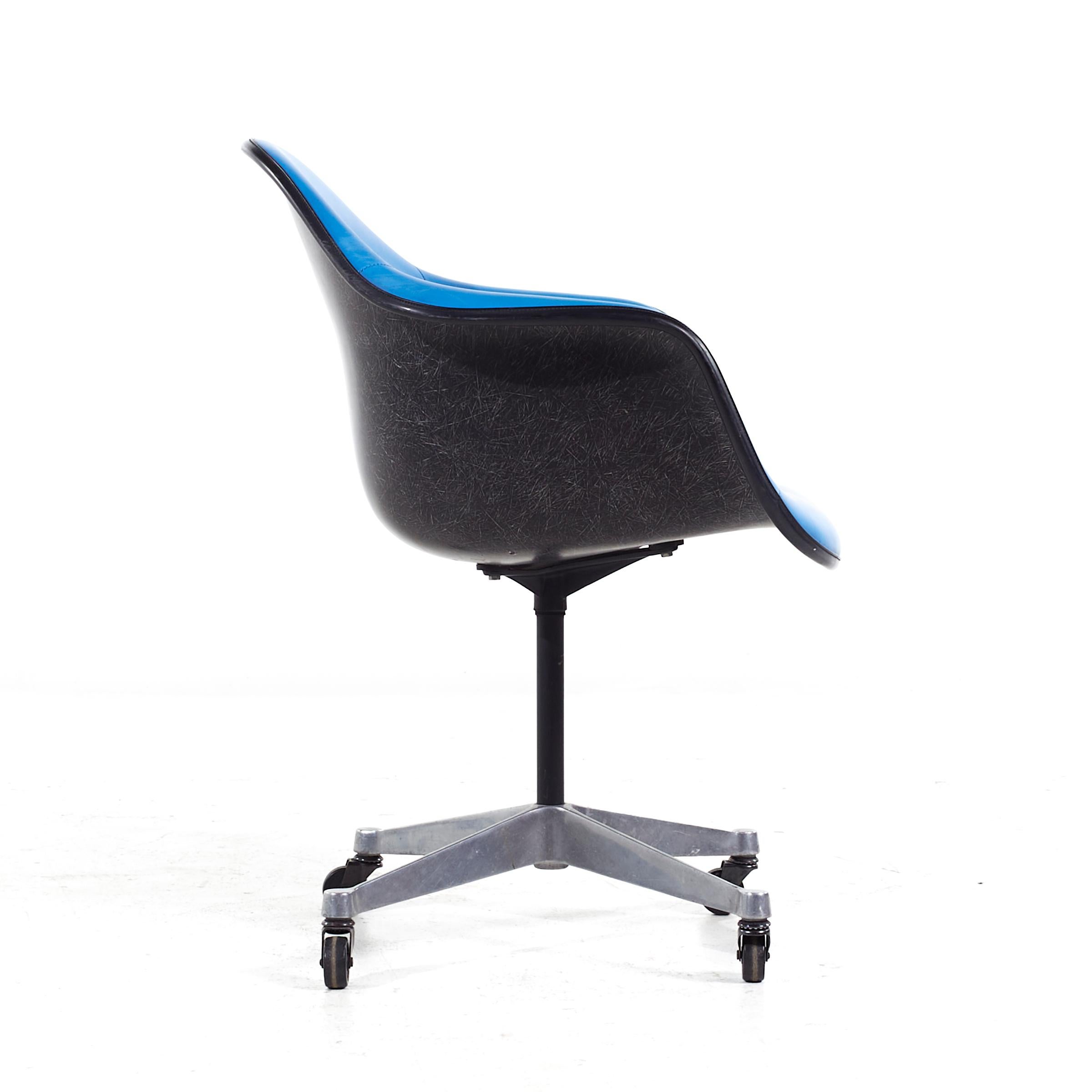 Eames für Herman Miller MCM Blauer drehbarer Bürostuhl aus gepolstertem Fiberglas mit gepolstertem Fuß im Angebot 1