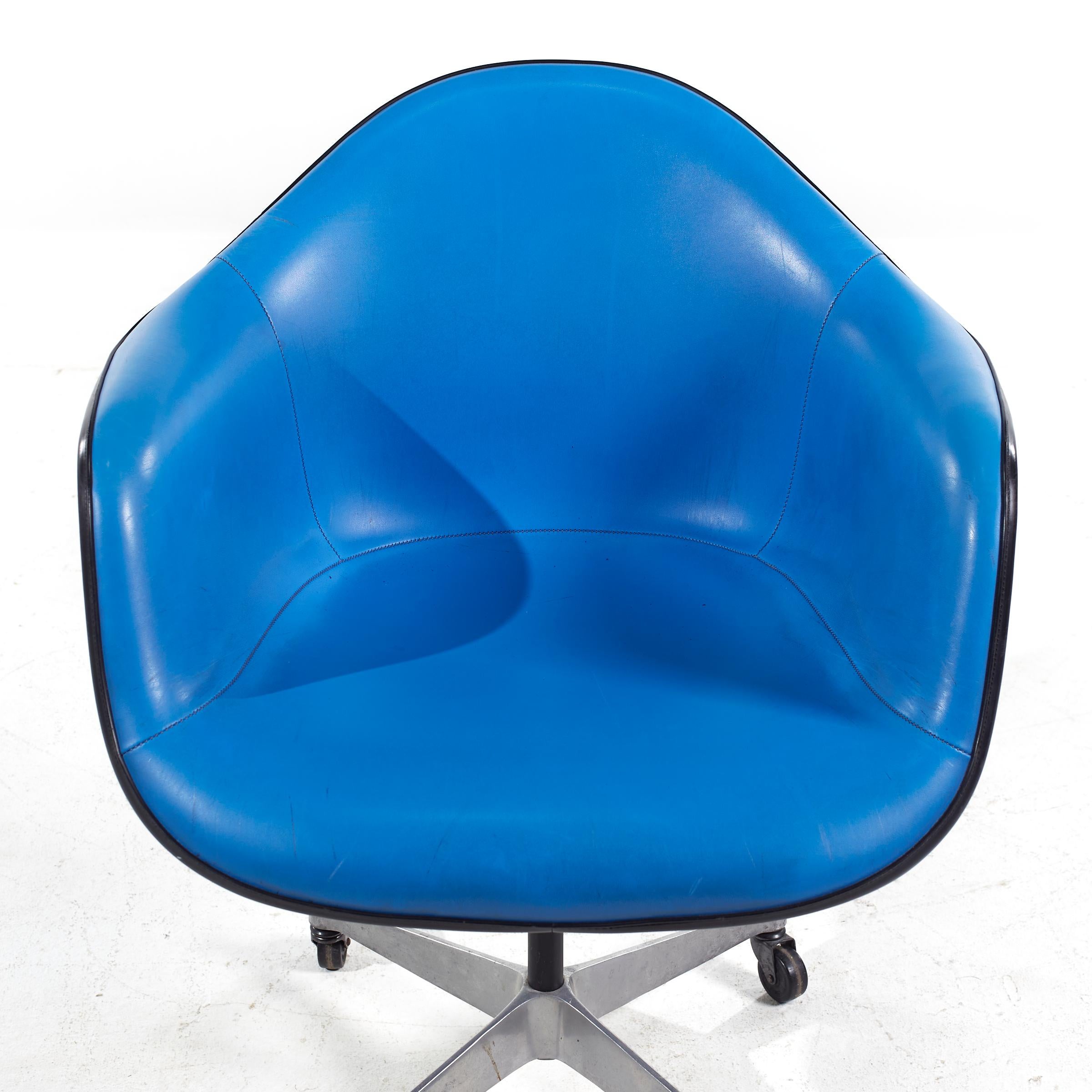 Eames für Herman Miller MCM Blauer drehbarer Bürostuhl aus gepolstertem Fiberglas mit gepolstertem Fuß im Angebot 2