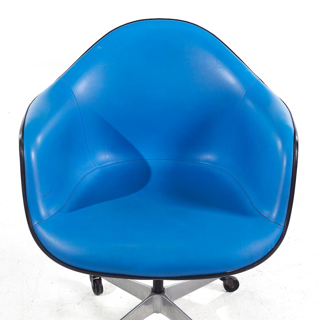Eames für Herman Miller MCM Blauer drehbarer Bürostuhl aus gepolstertem Fiberglas mit gepolstertem Fuß im Angebot 2