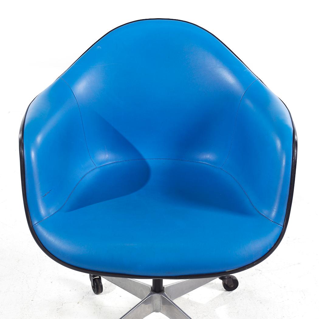 Eames for Herman Miller MCM Blue Padded Fiberglass Swivel Office Chair For Sale 1