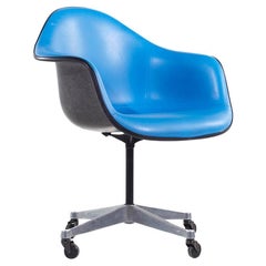 Eames für Herman Miller MCM Blauer drehbarer Bürostuhl aus gepolstertem Fiberglas mit gepolstertem Fuß