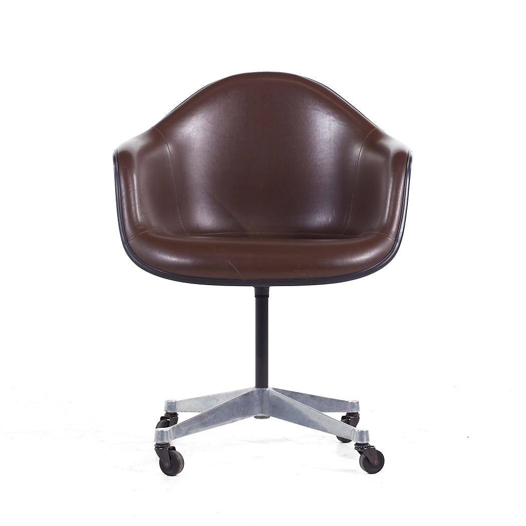 Eames für Herman Miller Mid Century Brauner gepolsterter Fiberglas-Drehstuhl für das Büro

Dieser Bürostuhl misst: 25,5 breit x 24 tief x 32,75 hoch, mit einer Sitzhöhe von 18,5 und Armhöhe/Stuhlabstand 26 Zoll

Alle Möbelstücke sind in einem so