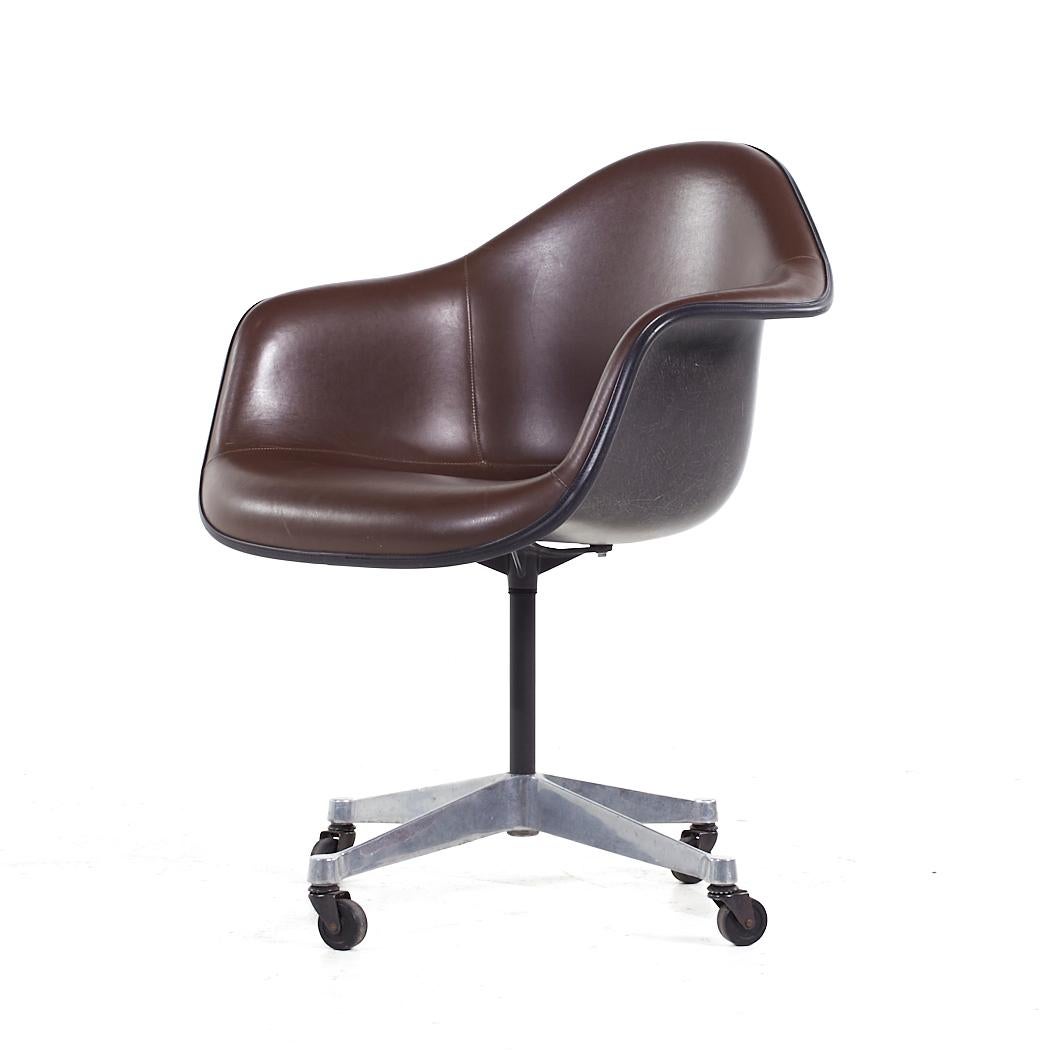 Mid-Century Modern Eames pour Herman Miller MCM Chaise de bureau pivotante en fibre de verre rembourrée Brown en vente