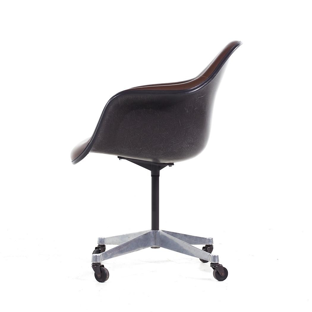 Américain Eames pour Herman Miller MCM Chaise de bureau pivotante en fibre de verre rembourrée Brown en vente