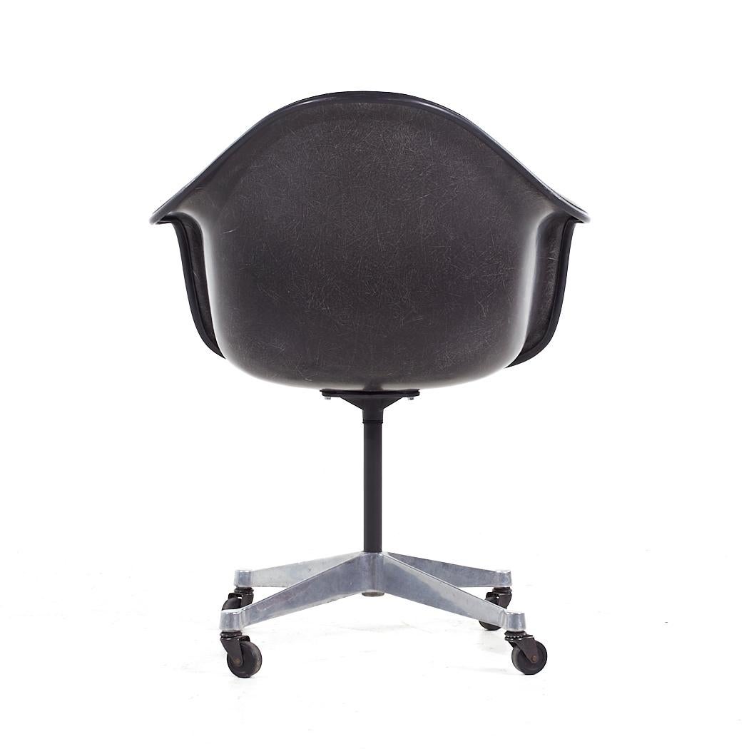 Eames for Herman Miller MCM Brown Padded Fiberglass Swivel Office Chair In Good Condition For Sale In Countryside, IL