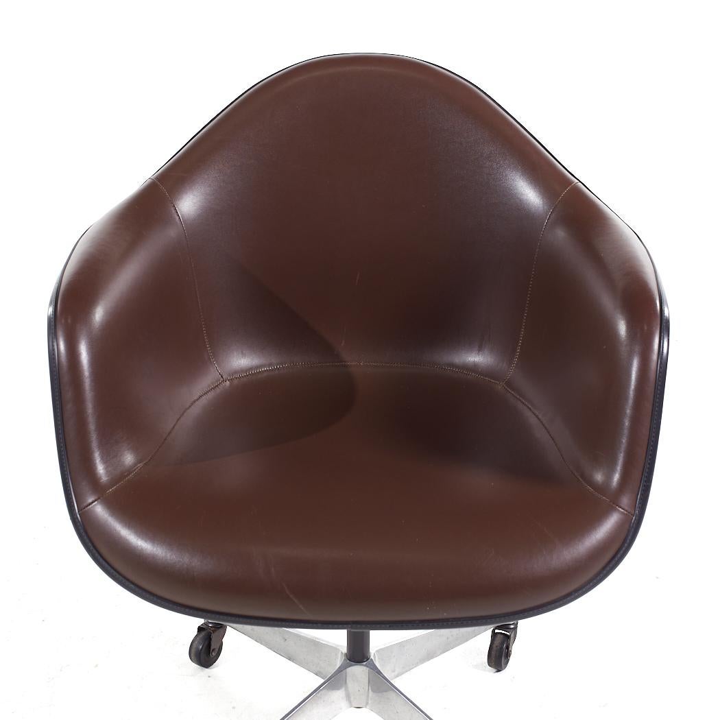 Eames pour Herman Miller MCM Chaise de bureau pivotante en fibre de verre rembourrée Brown en vente 2