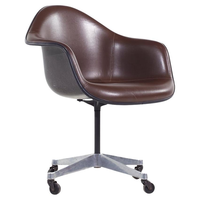 Eames pour Herman Miller MCM Chaise de bureau pivotante en fibre de verre rembourrée Brown en vente