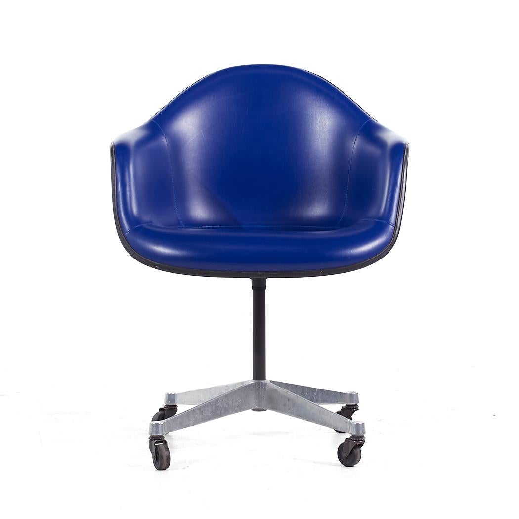 Eames for Herman Miller Mid Century Dark Blue Padded Fiberglass Swivel Office Chair

This office chair measures: 25.5 wide x 24 deep x 32.75 high, with a seat height of 18.5 and arm height/chair clearance 26 inches

All pieces of furniture can be