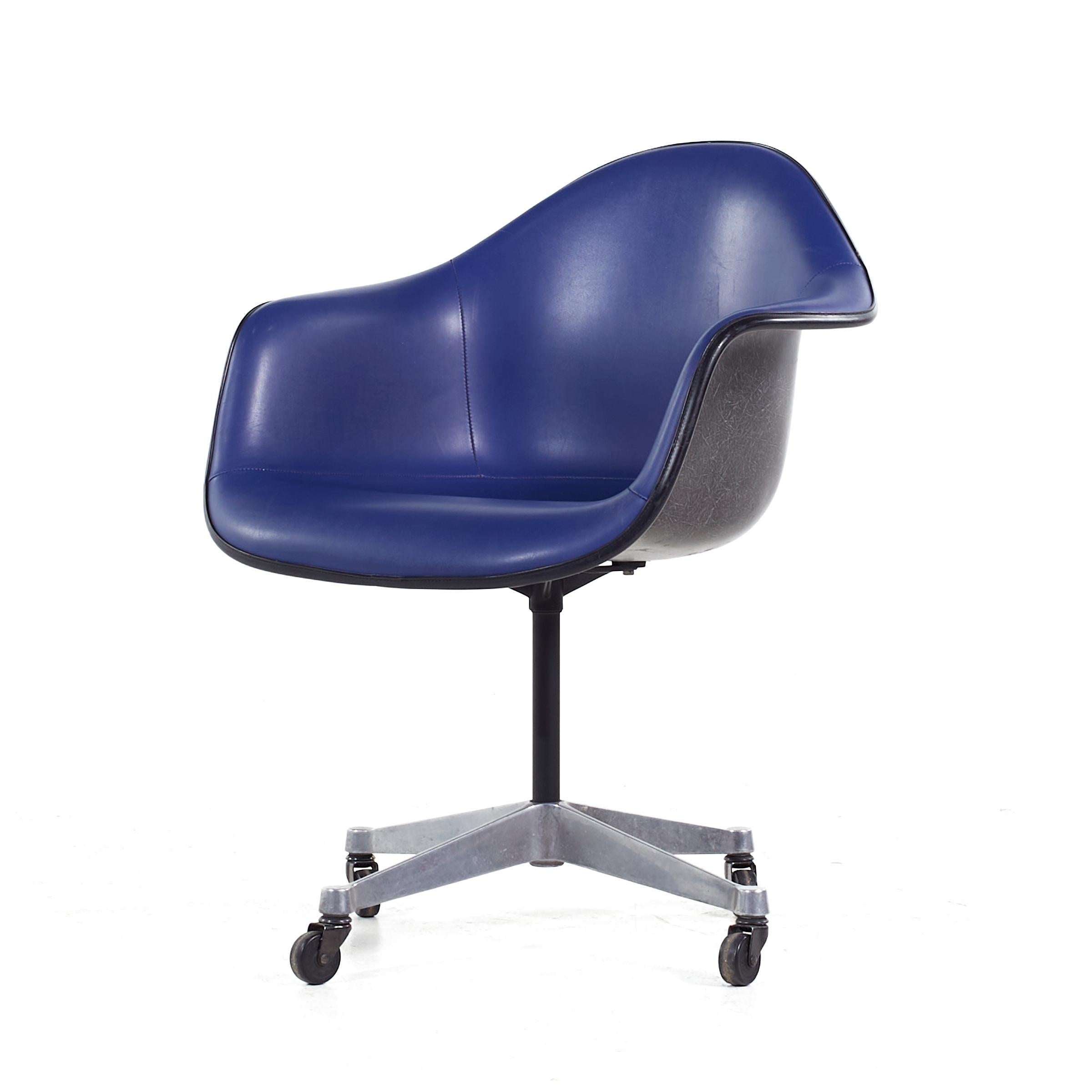 Eames für Herman Miller MCM Dunkelblauer gepolsterter Glasfaser-Bürodrehstuhl (Moderne der Mitte des Jahrhunderts) im Angebot