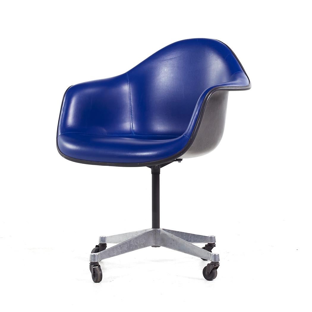 Mid-Century Modern Chaise de bureau pivotante Eames pour Herman Miller MCM bleu foncé rembourrée en fibre de verre en vente