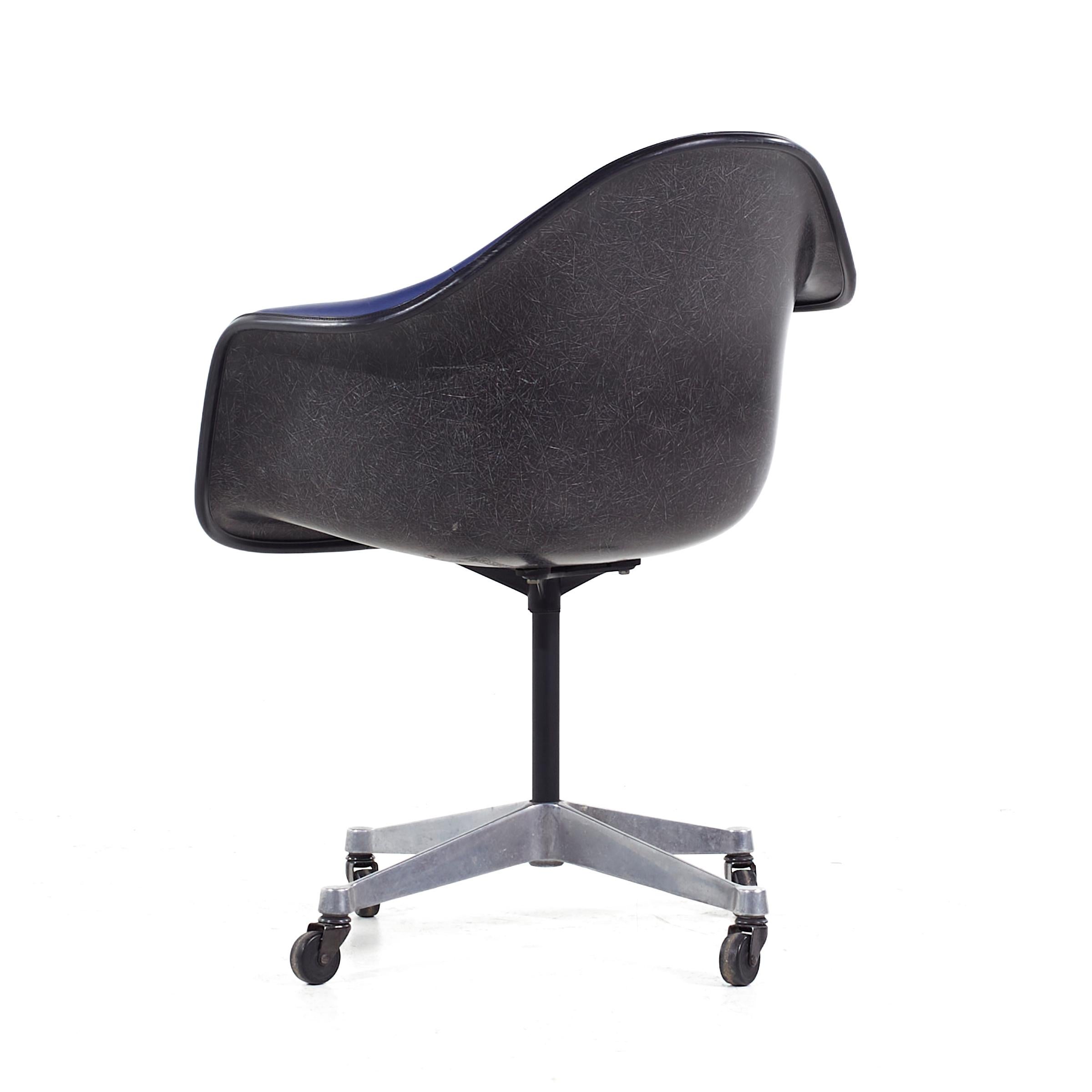 Mid-Century Modern Chaise de bureau pivotante Eames pour Herman Miller MCM bleu foncé rembourrée en fibre de verre en vente