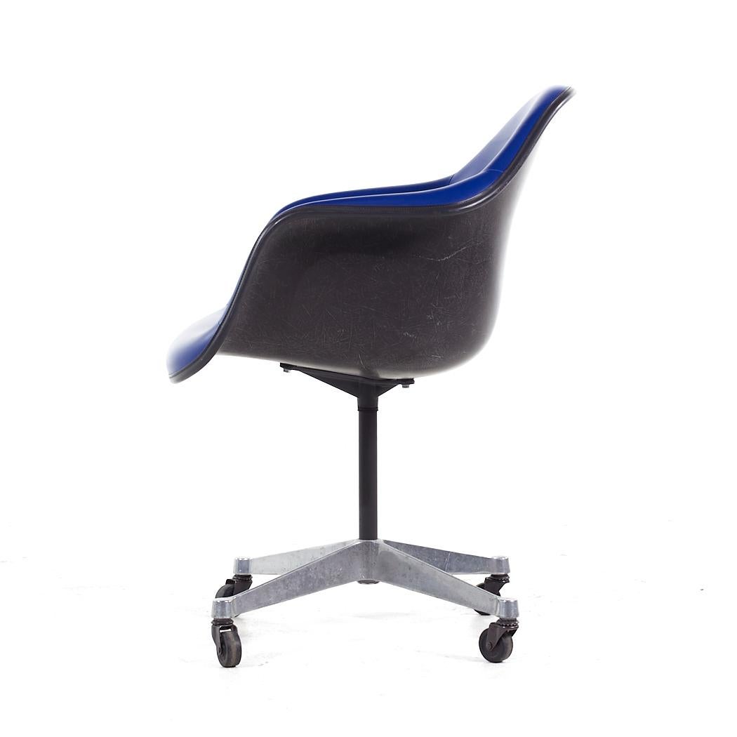 Américain Chaise de bureau pivotante Eames pour Herman Miller MCM bleu foncé rembourrée en fibre de verre en vente
