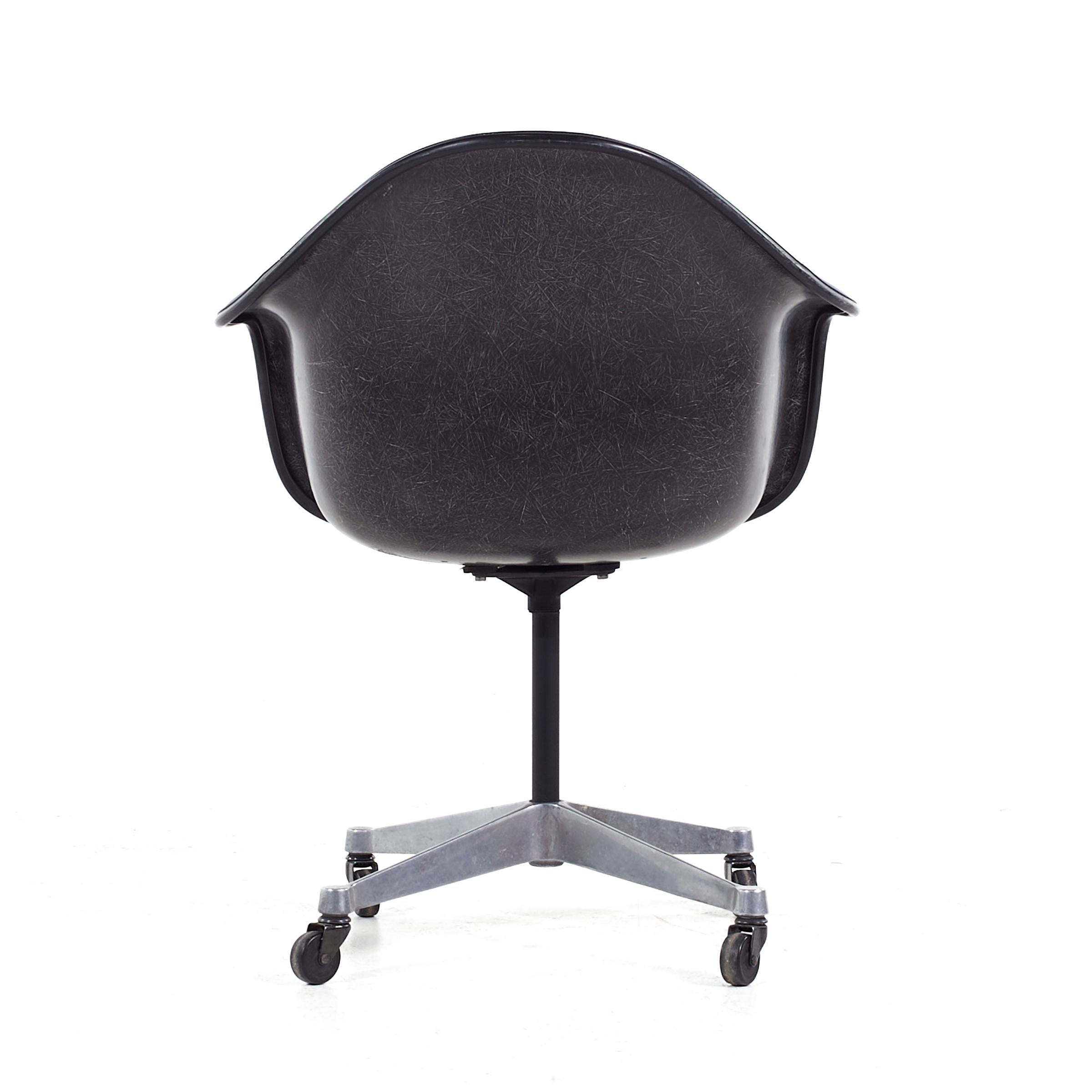 Eames for Herman Miller MCM Dark Blue Padded Fiberglass Swivel Office Chair In Good Condition For Sale In Countryside, IL