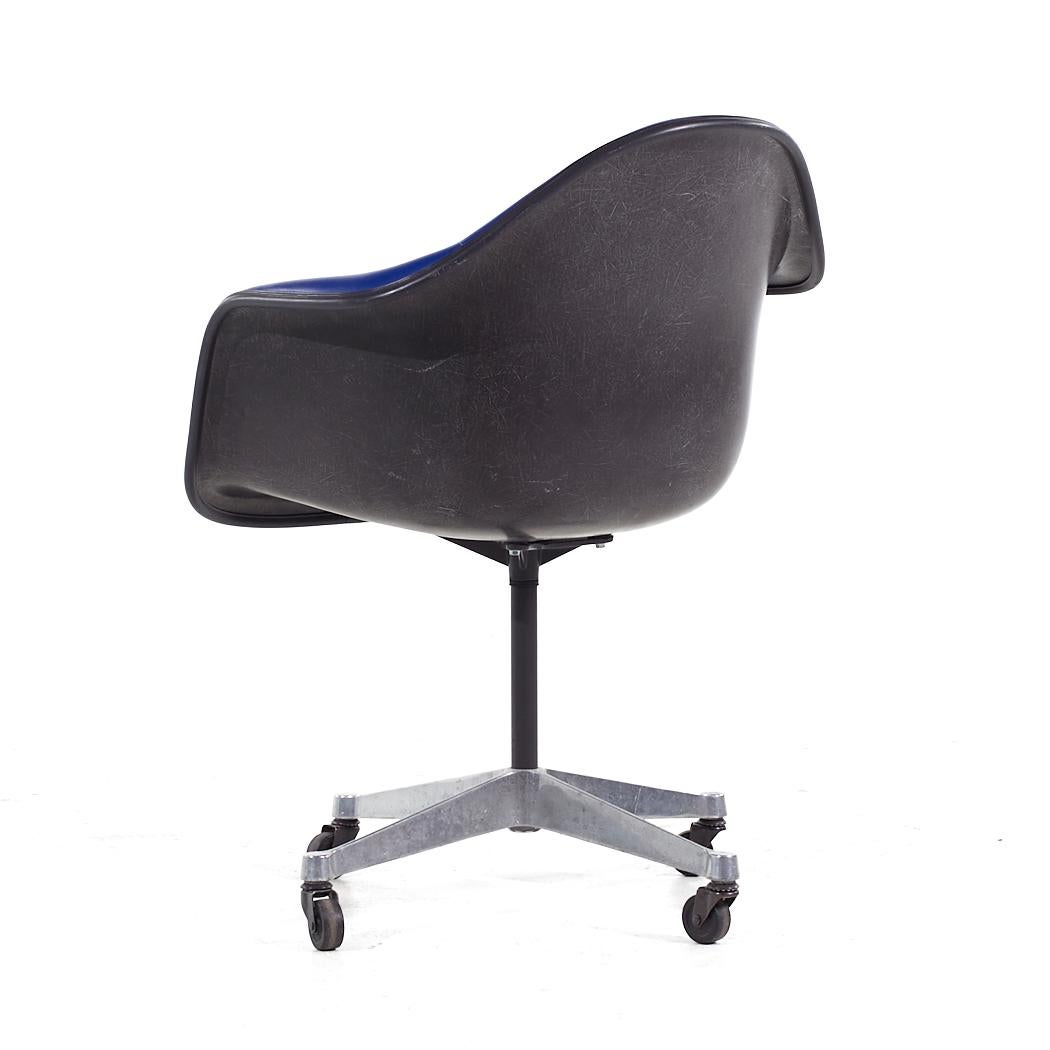Eames for Herman Miller MCM Dark Blue Padded Fiberglass Swivel Office Chair In Good Condition For Sale In Countryside, IL