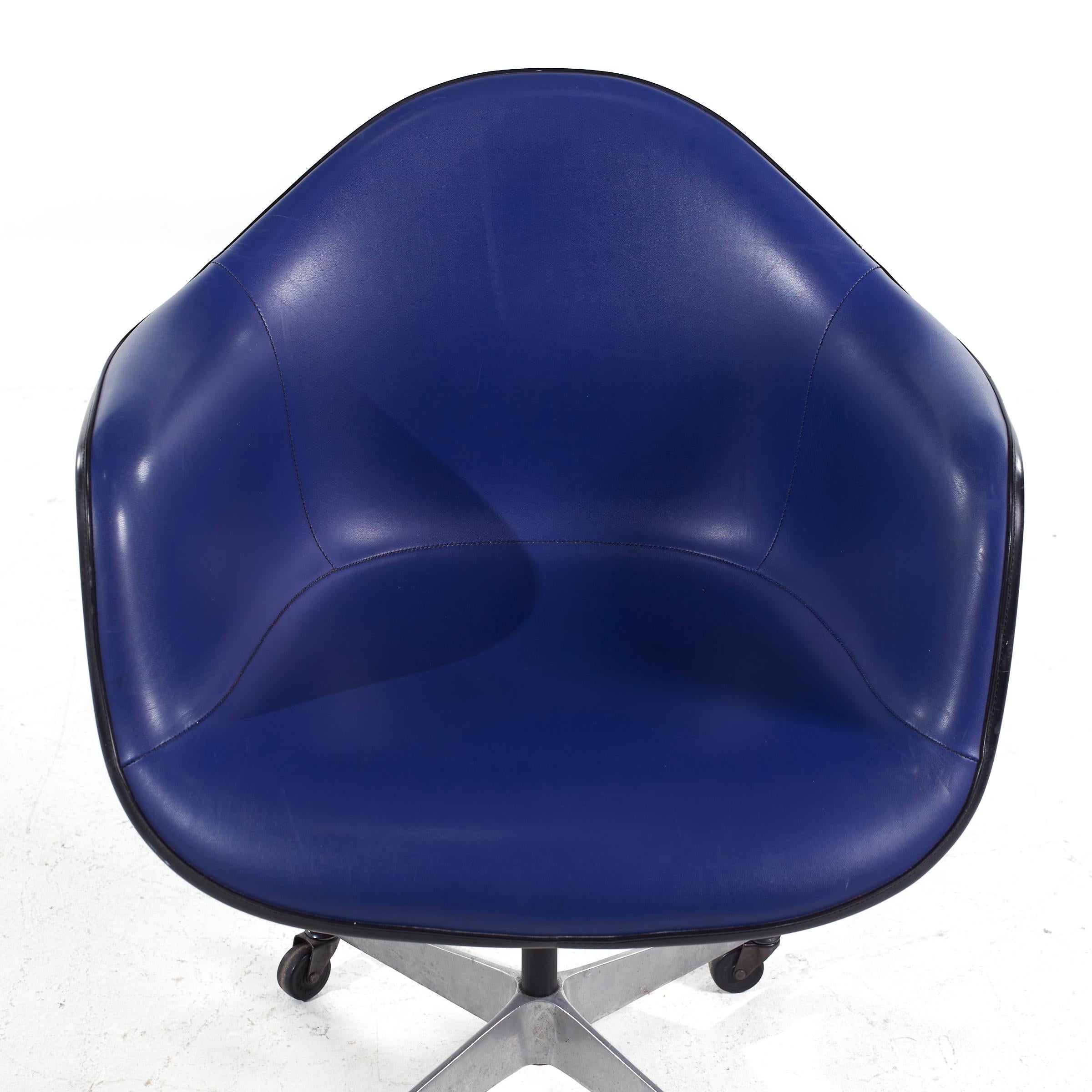 Métal Chaise de bureau pivotante Eames pour Herman Miller MCM bleu foncé rembourrée en fibre de verre en vente