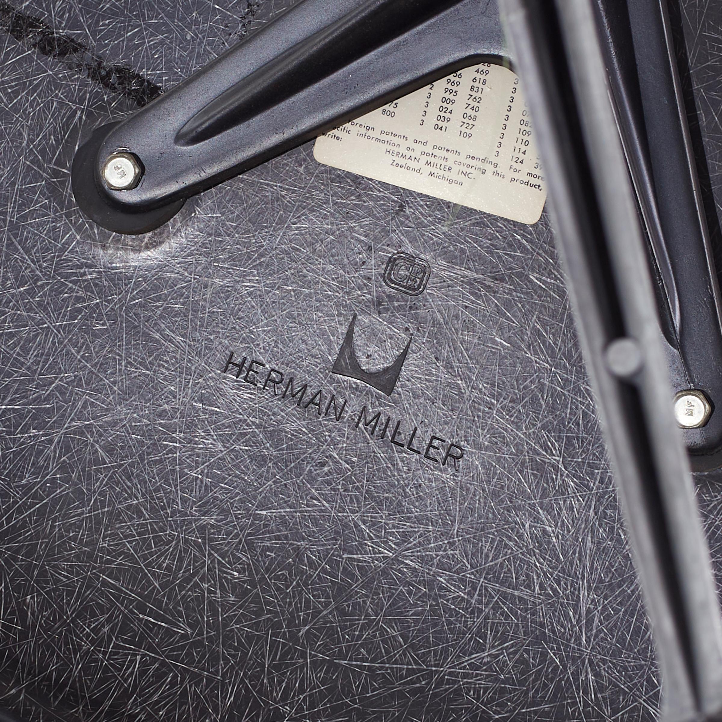 Eames für Herman Miller MCM Dunkelblauer gepolsterter Glasfaser-Bürodrehstuhl im Angebot 2