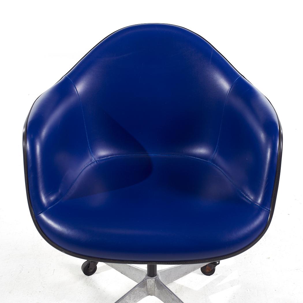 Eames for Herman Miller MCM Dark Blue Padded Fiberglass Swivel Office Chair For Sale 2