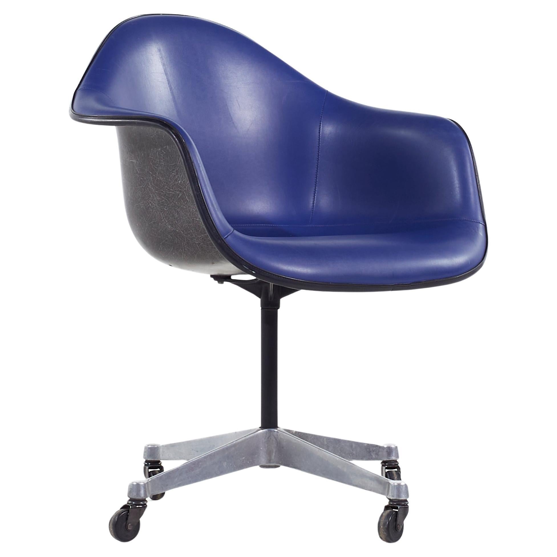 Chaise de bureau pivotante Eames pour Herman Miller MCM bleu foncé rembourrée en fibre de verre en vente