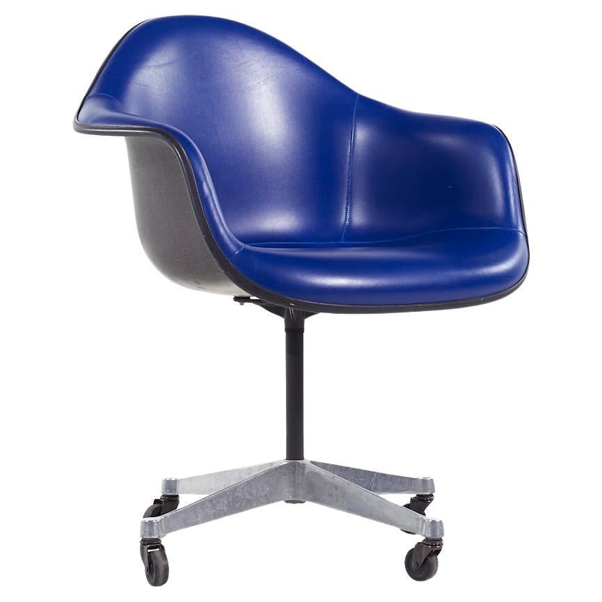 Chaise de bureau pivotante Eames pour Herman Miller MCM bleu foncé rembourrée en fibre de verre en vente