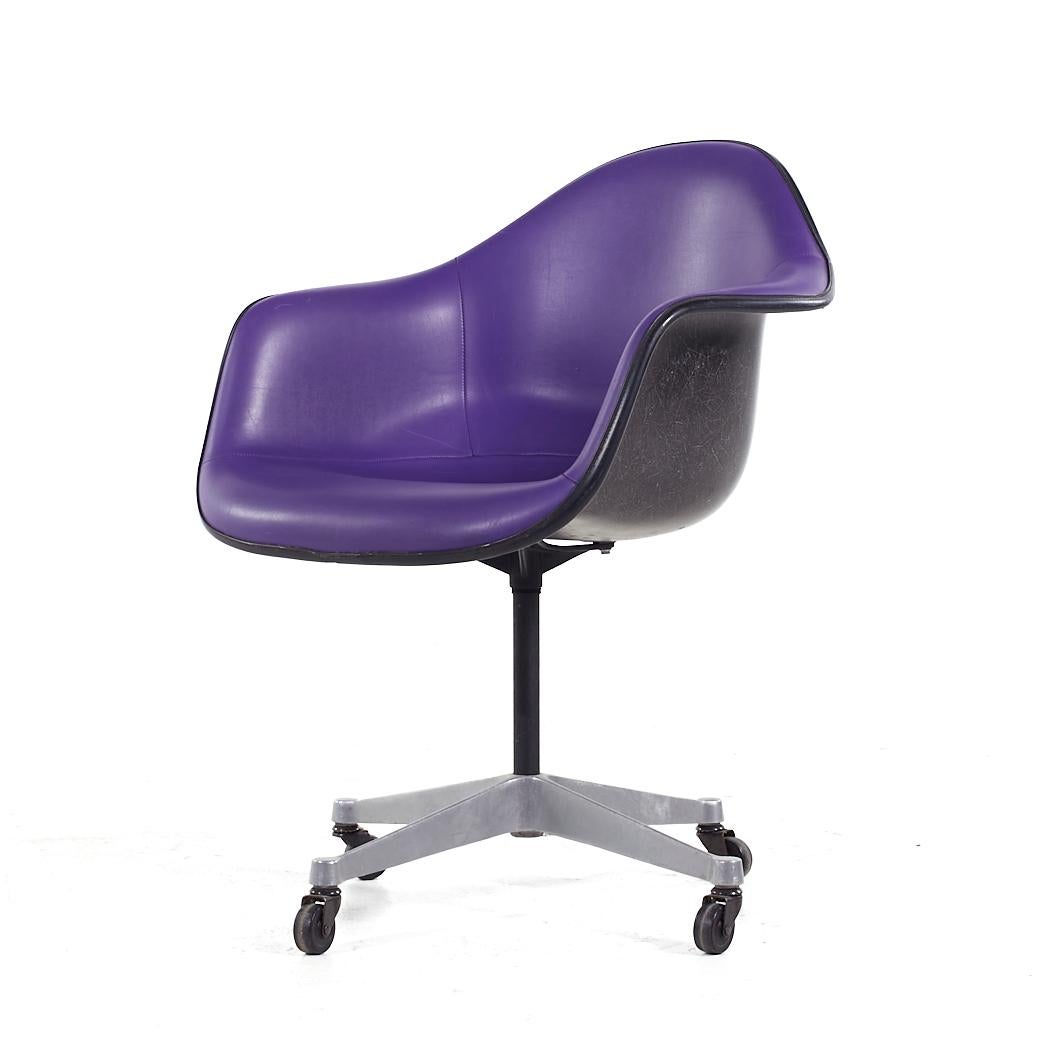 Mid-Century Modern Eames for Herman Miller MCM Purple Padded Fiberglass Swivel Office Chair (chaise de bureau pivotante en fibre de verre rembourrée) en vente