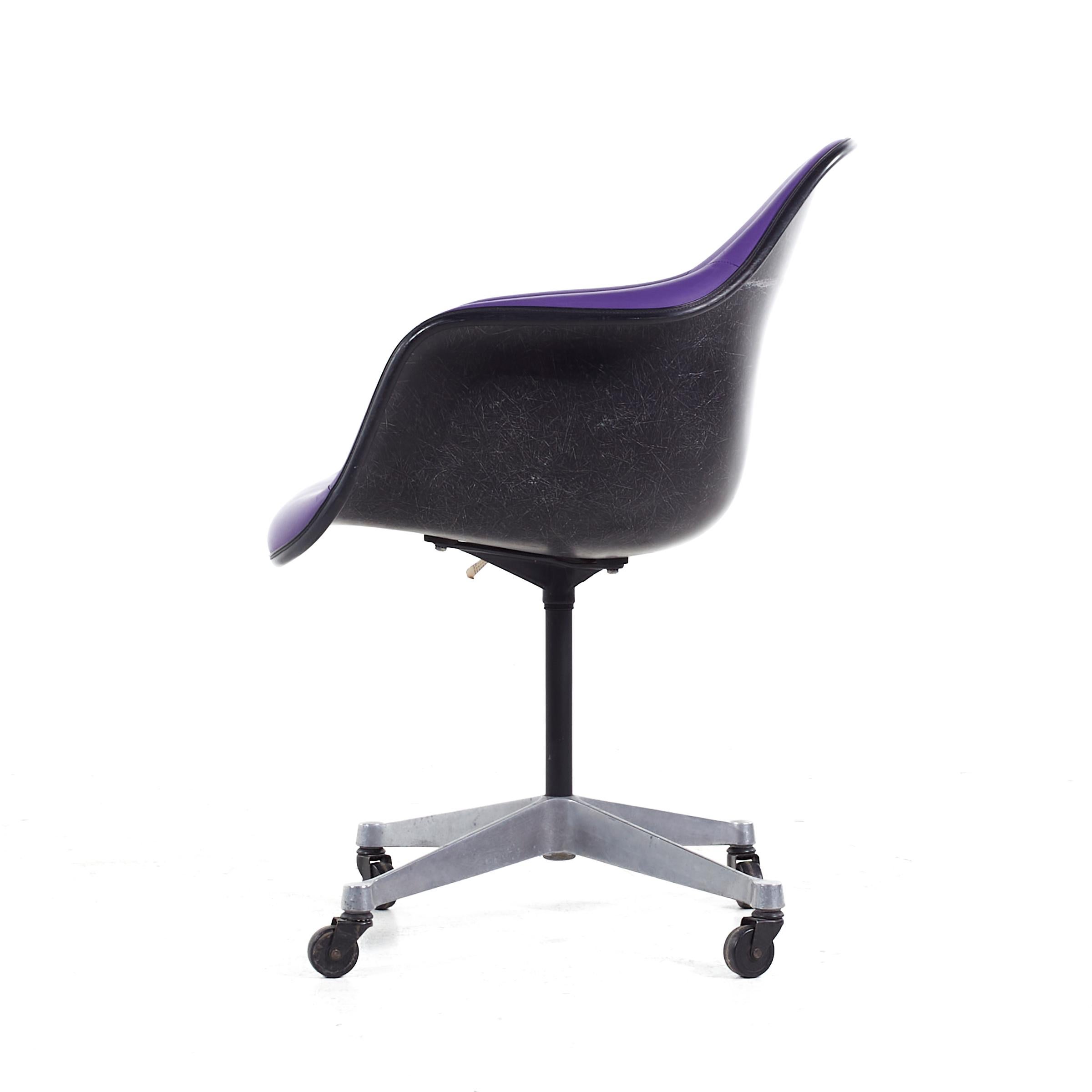 Mid-Century Modern Eames for Herman Miller MCM Purple Padded Fiberglass Swivel Office Chair For Sale