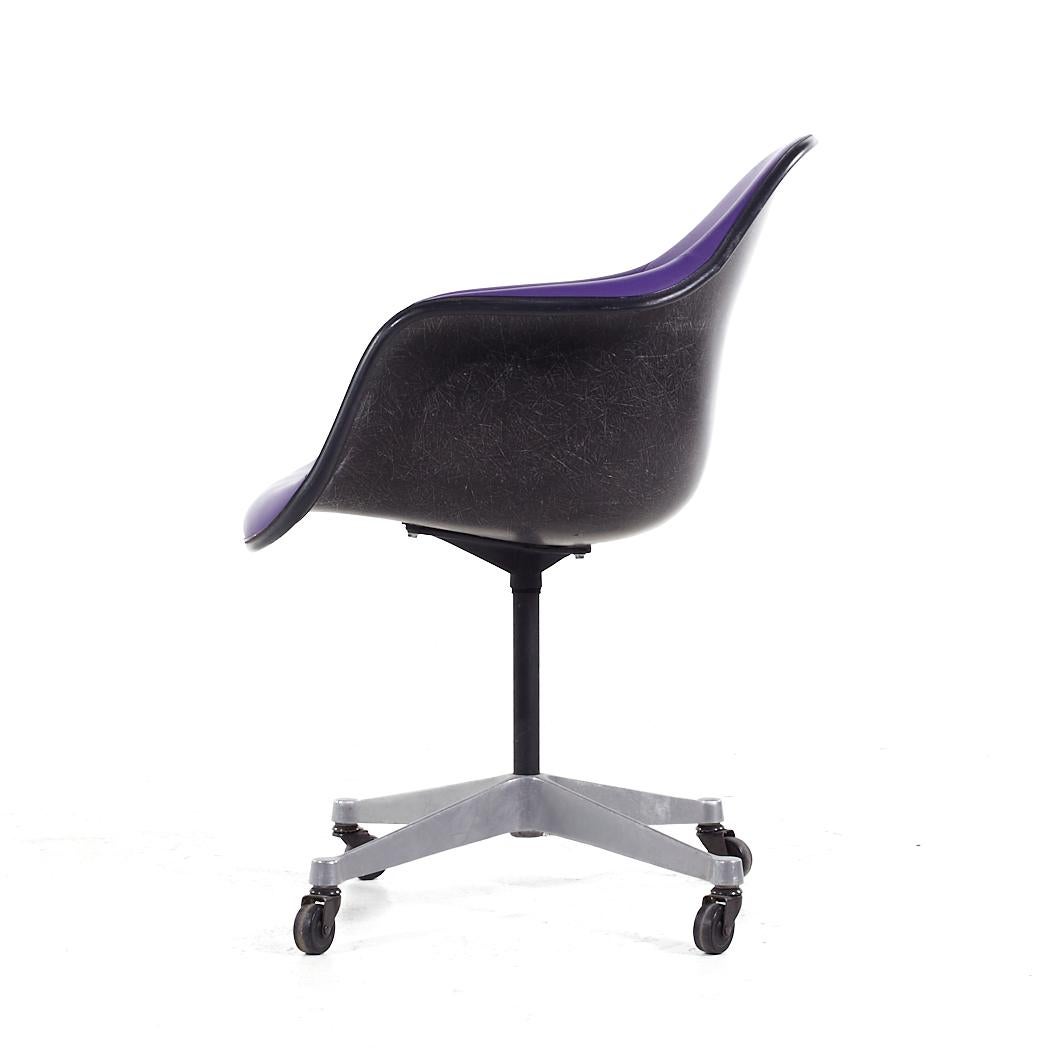 Mid-Century Modern Eames for Herman Miller MCM Purple Padded Fiberglass Swivel Office Chair For Sale