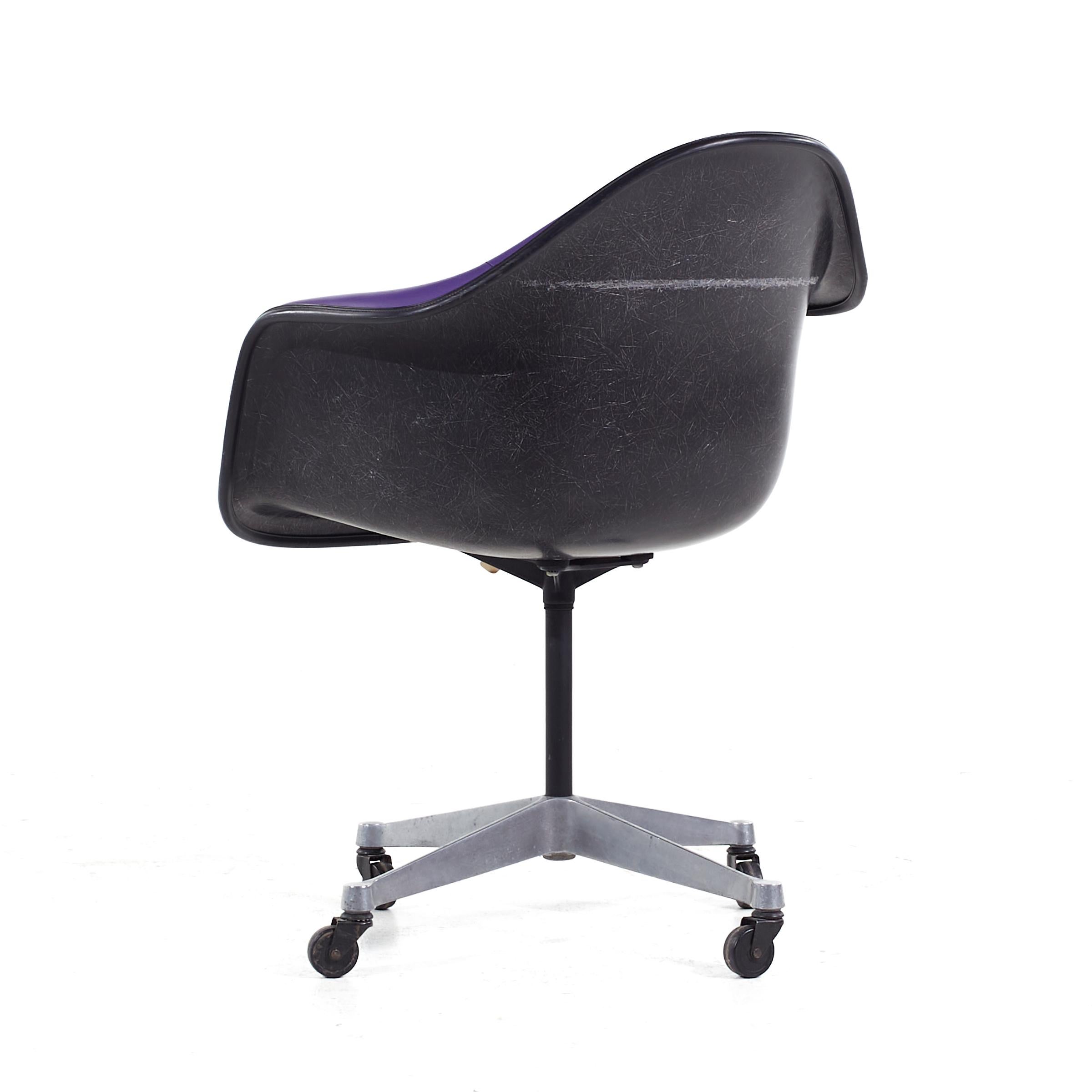 Américain Eames for Herman Miller MCM Purple Padded Fiberglass Swivel Office Chair (chaise de bureau pivotante en fibre de verre rembourrée) en vente