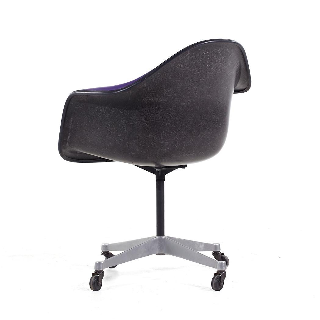 Eames for Herman Miller MCM Purple Padded Fiberglass Swivel Office Chair (chaise de bureau pivotante en fibre de verre rembourrée) Bon état - En vente à Countryside, IL
